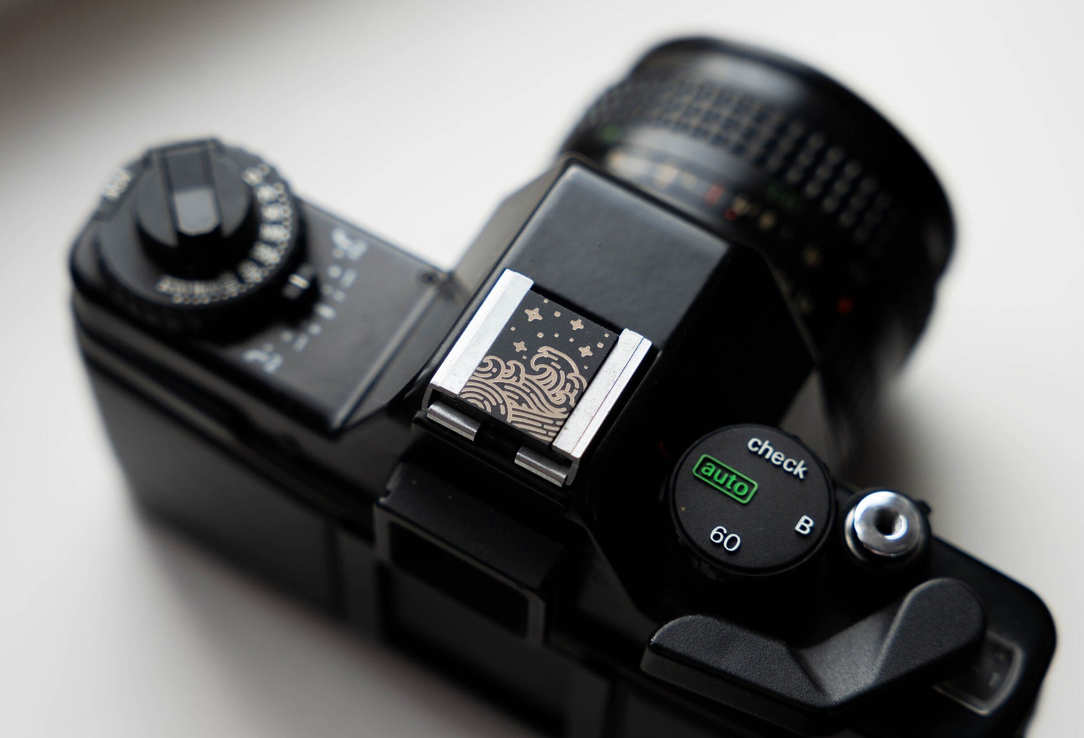 Gepersonaliseerde flitsschoen – "The Japanese Wave" – op maat gegraveerd ontwerp voor camera liefhebbers by Unseend