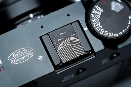 Hotshoe cover landschap in lijnstijl – zwart aluminium camera accessoire met line-art gravure – voor Fujifilm X100VI, Sony, Canon, Minolta by Unseend