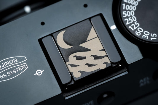 Hotshoe cover maan en zeilboot – Ocean Nights gravure in zwart aluminium – voor Fujifilm X100VI, Sony, Canon & vintage camera’s by Unseend