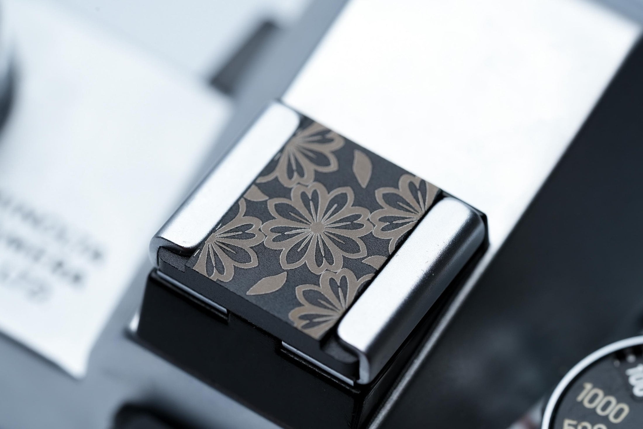 Flitsschoendeksel – Bloemenpatroon – blossom design – gelaserd aluminium – zwart gecoat