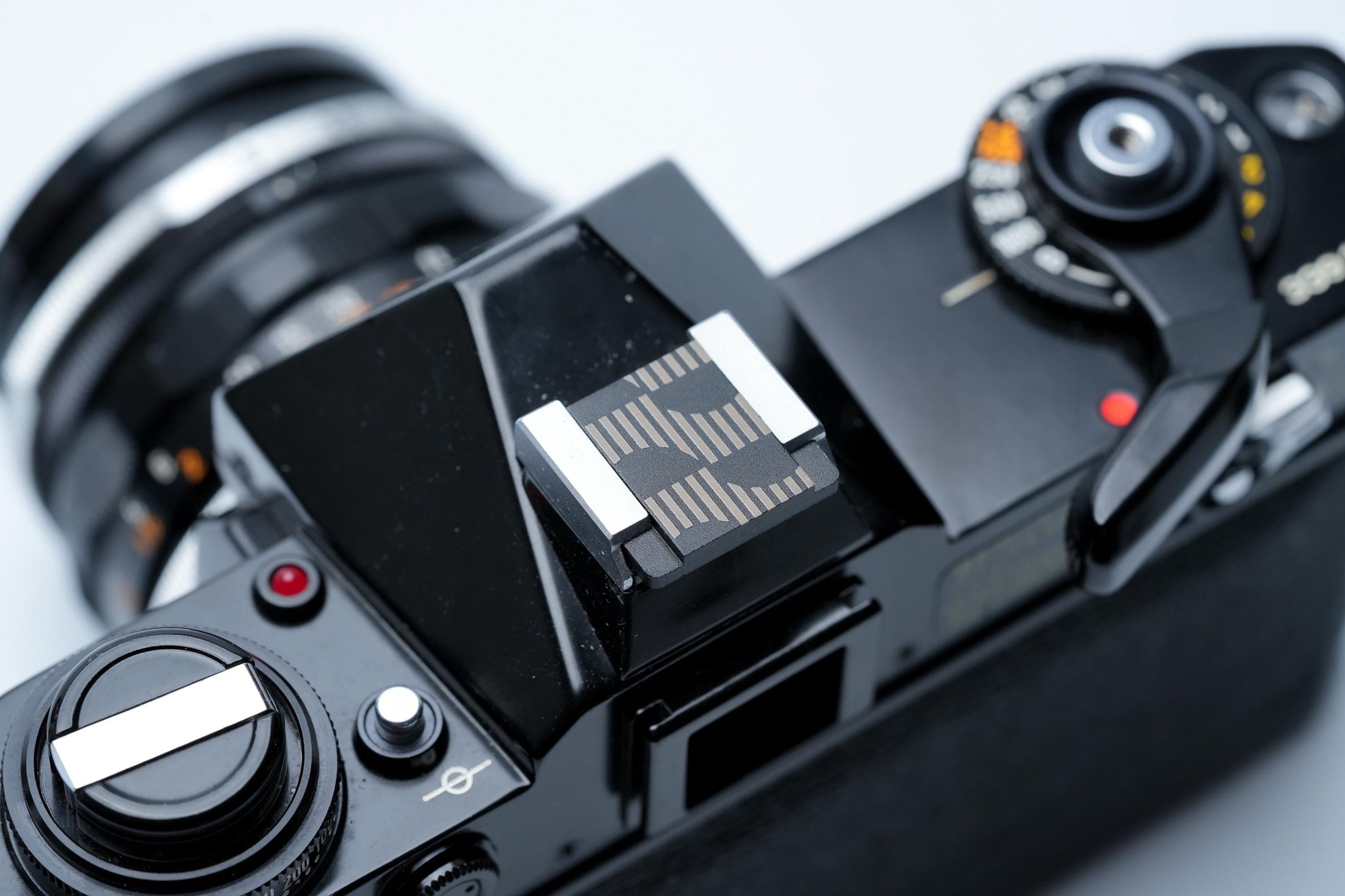 Bauhaus flitsschoendeksel – gelaserd aluminium – zwart gecoat – geometrisch design met lijnen en cirkels