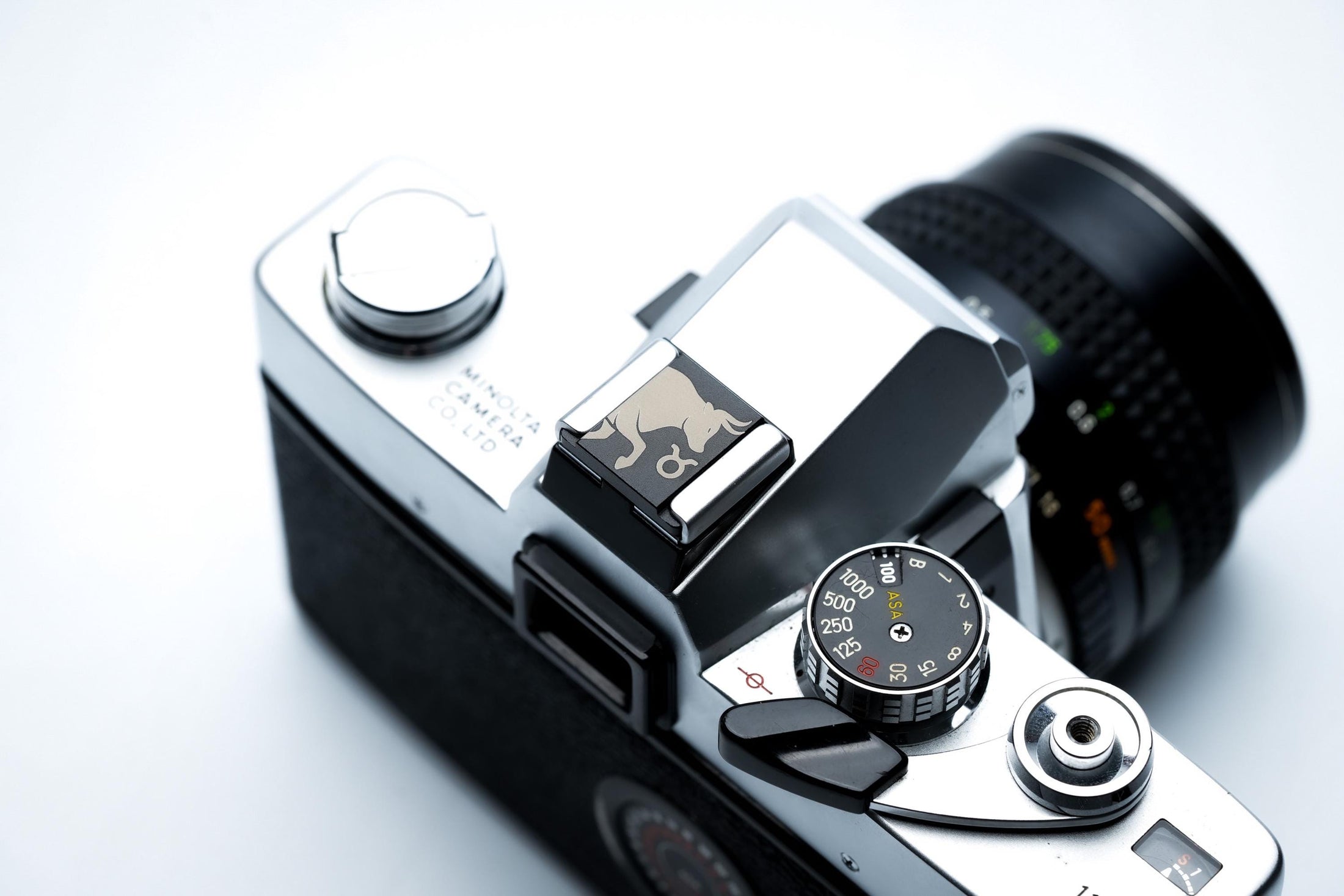 Hotshoe cover Stier sterrenbeeld – Taurus symbool & stier gravure – zwart aluminium camera accessoire voor Fujifilm X100VI, Sony, Nikon by Unseend