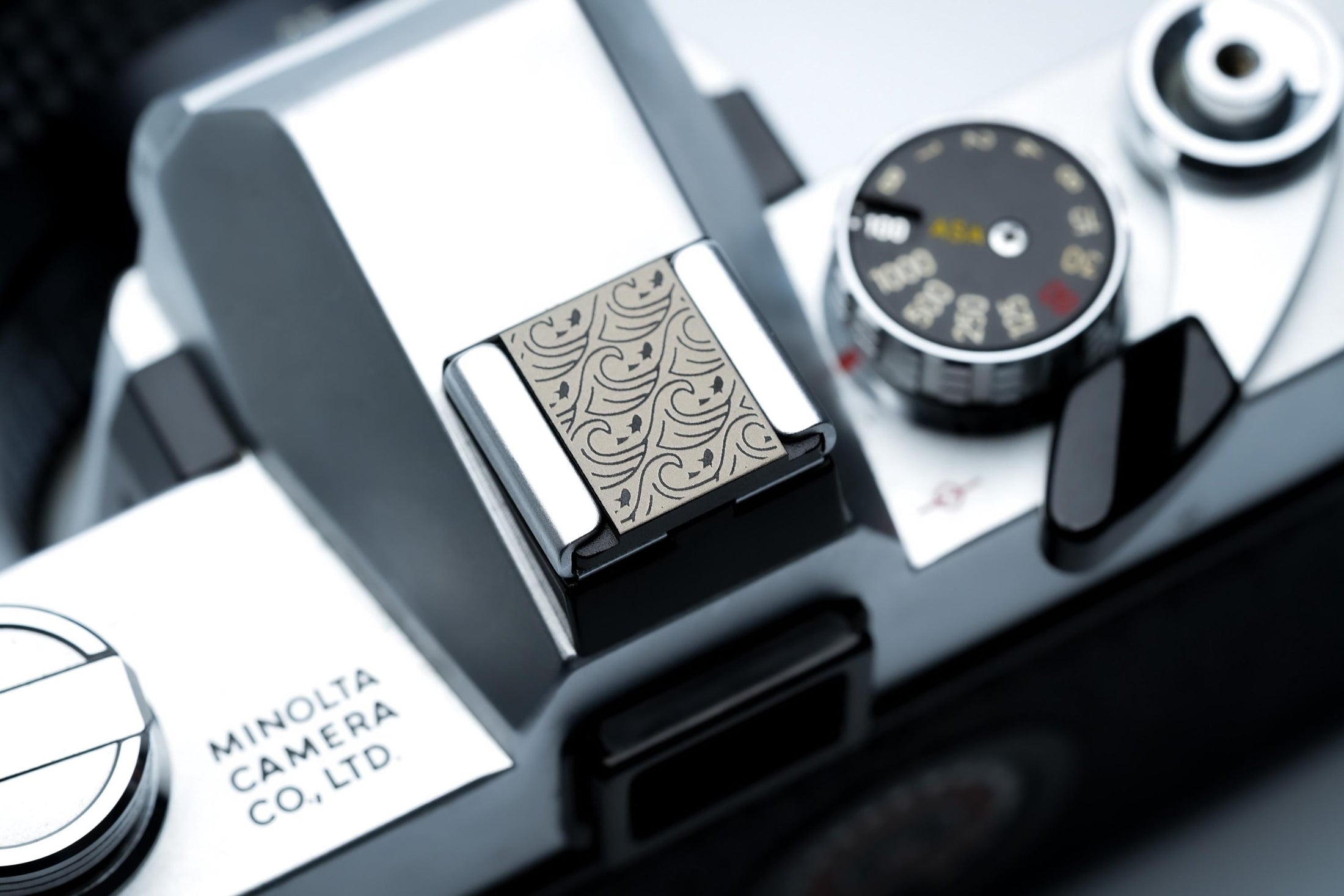 Hotshoe cover golven en vissen – oceaanpatroon in zwart aluminium – voor Fujifilm X100VI, Sony, Canon & analoge camera’s by Unseend