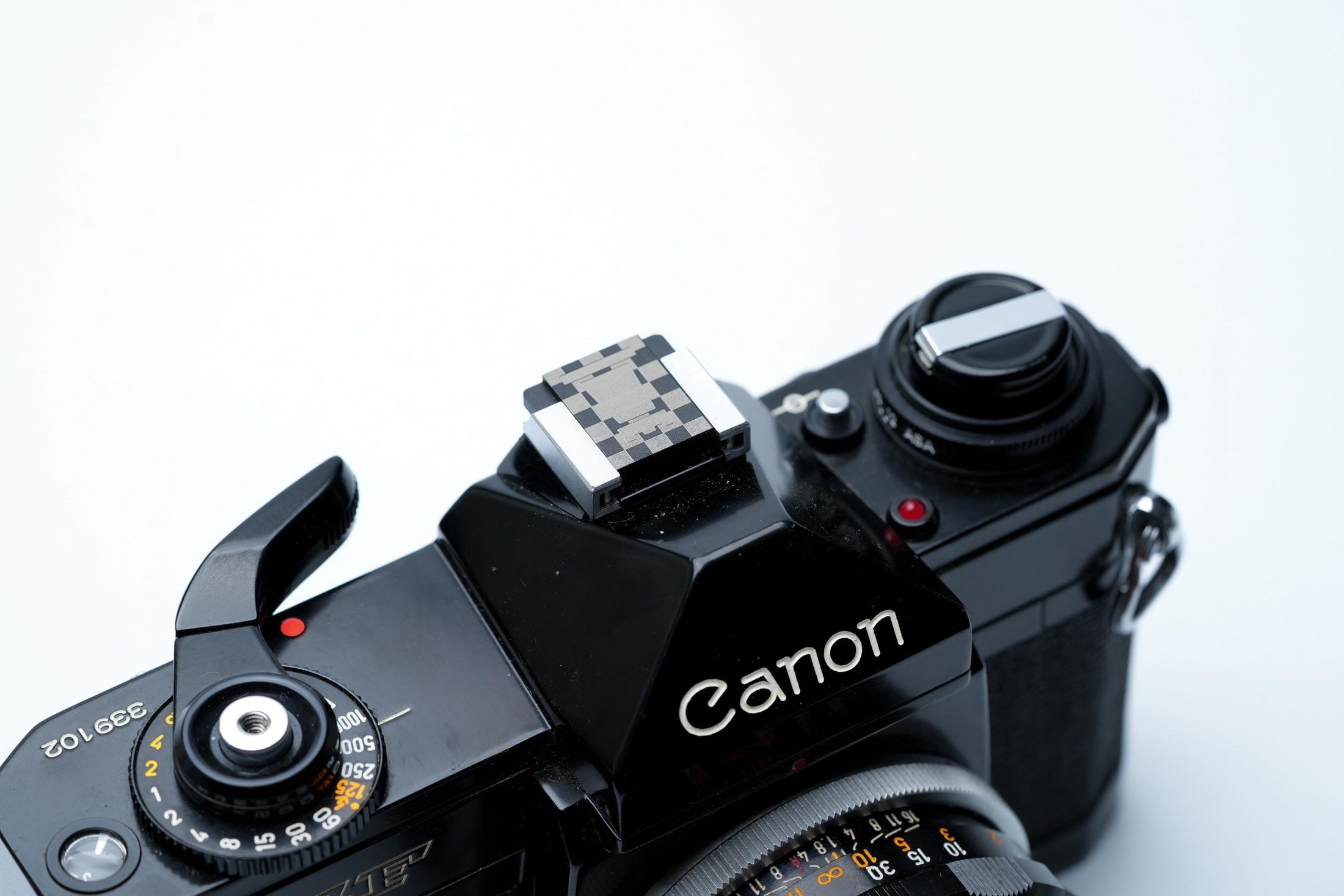 Schaak flitsschoendeksel – Bishop design – gelaserd aluminium – zwart gecoat – schaakbord patroon