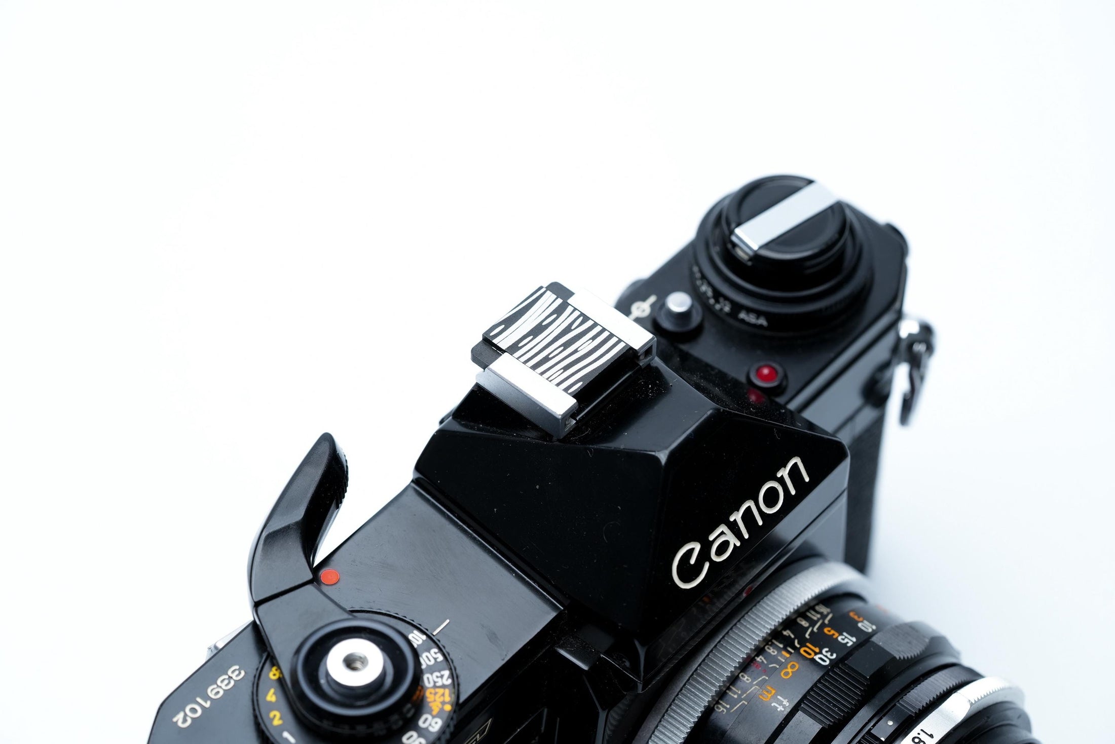 Abstracte flitsschoendeksel – gelaserd aluminium – zwart gecoat – standaard hotshoe