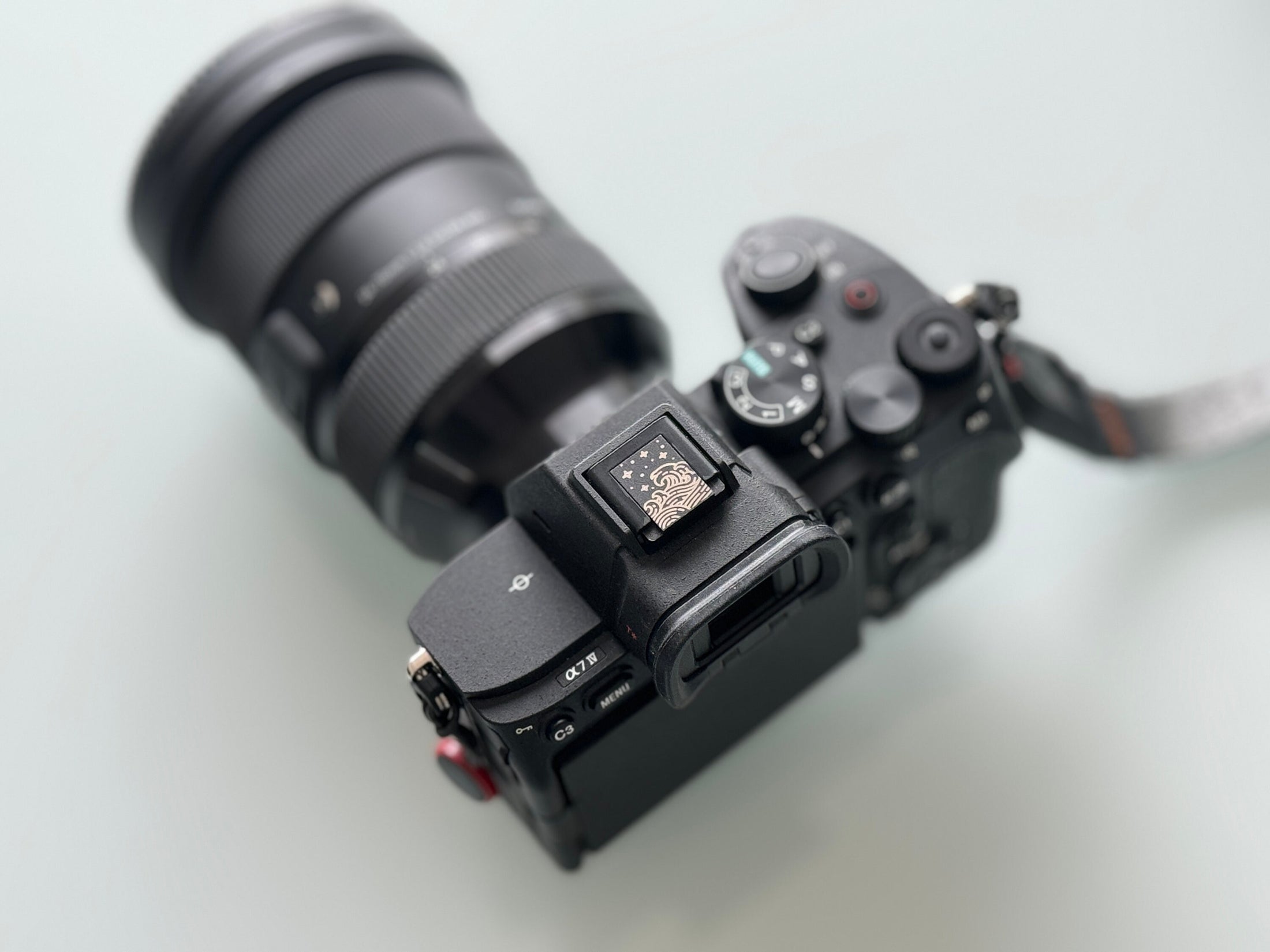 Gepersonaliseerde flitsschoen – "The Japanese Wave" – op maat gegraveerd ontwerp voor camera liefhebbers by Unseend