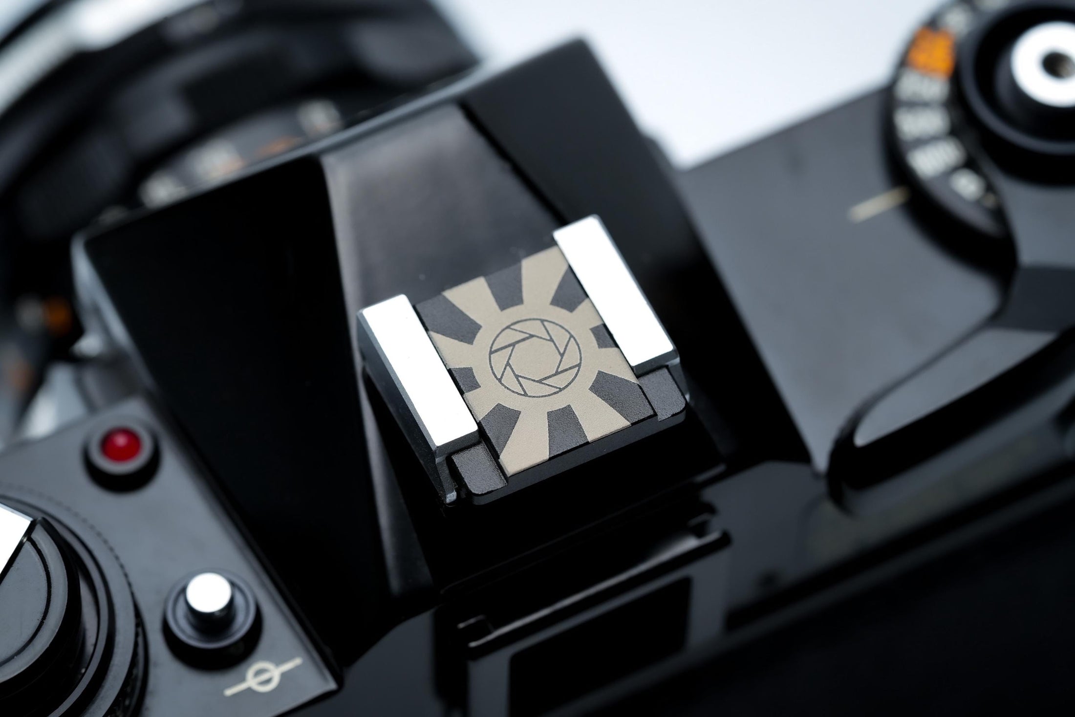 Hotshoe cover camera diafragma & zonnestralen – grafisch zwart aluminium ontwerp voor Fujifilm X100VI, Sony, Canon, Nikon en meer