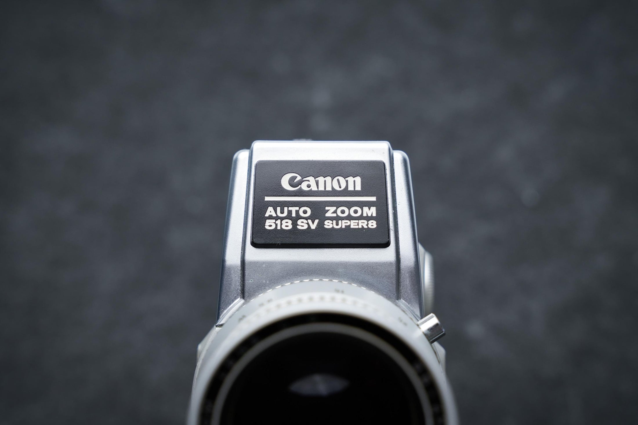 Canon Auto Zoom 518 SV Super 8 Camera uit 1971 – Zilver met zwart - ideaal voor filmkunstenaars, retrovideografen en verzamelaars