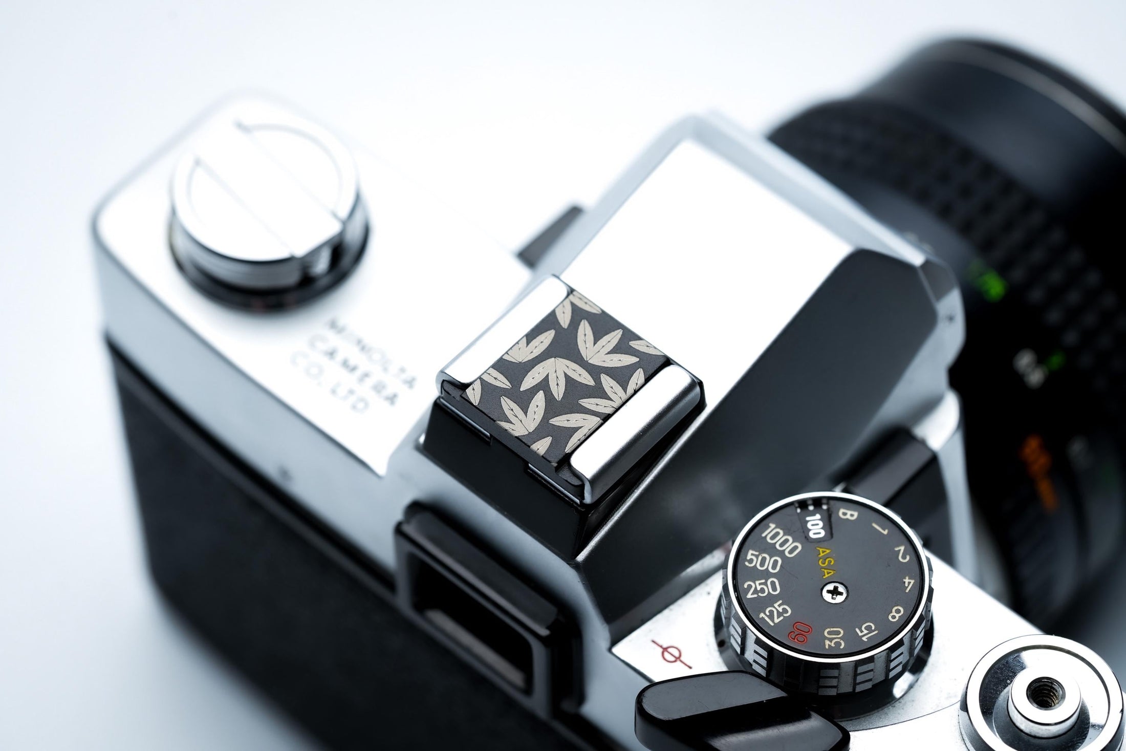 Lasergegraveerde bladeren hotshoe cover – zwart aluminium sierkap voor Fujifilm X100VI, Minolta & andere camera’s