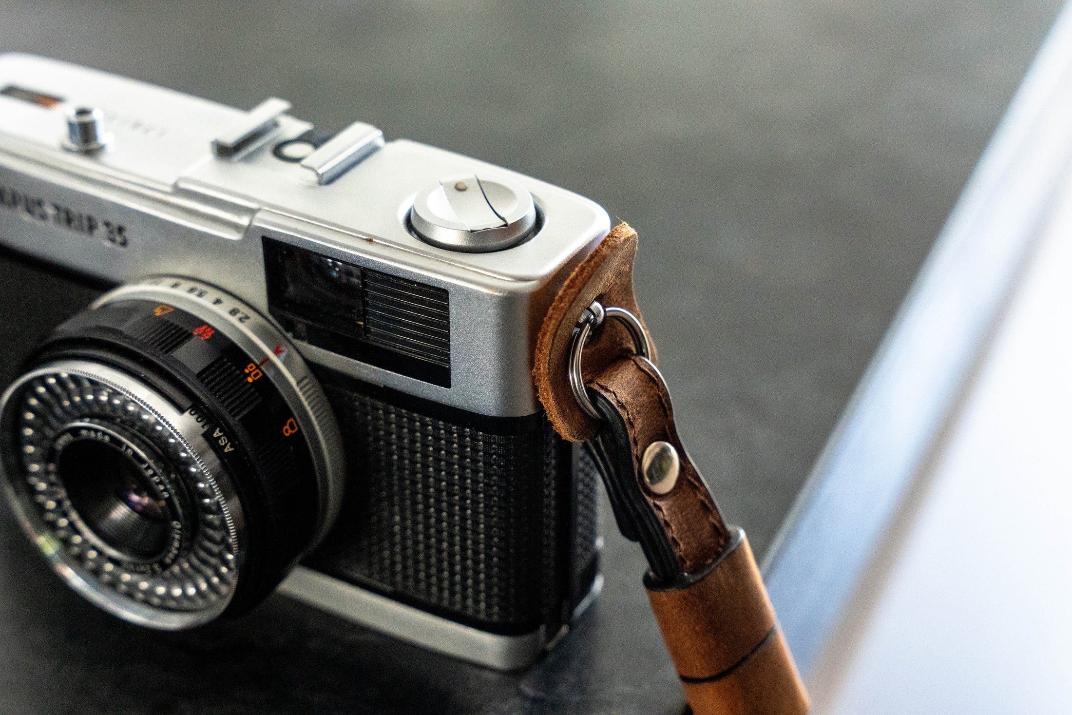 Gepersonaliseerde leren camera polsband - perfect voor veiligheid en stijlvolle fotografie