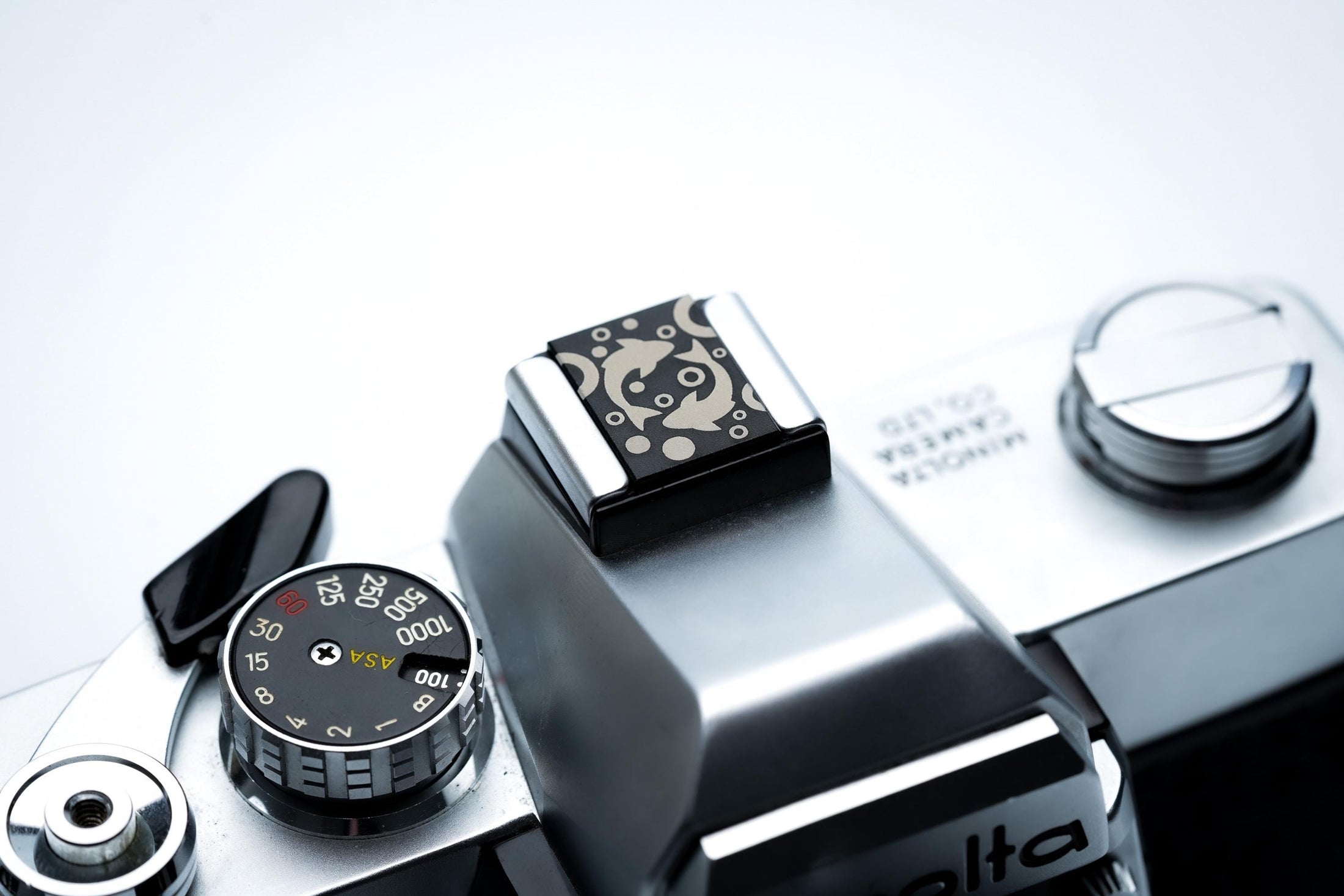 Hotshoe cover Vissen sterrenbeeld – Pisces symbool in zwart aluminium – horoscoopaccessoire voor Fujifilm X100VI, Sony, Canon by Unseend