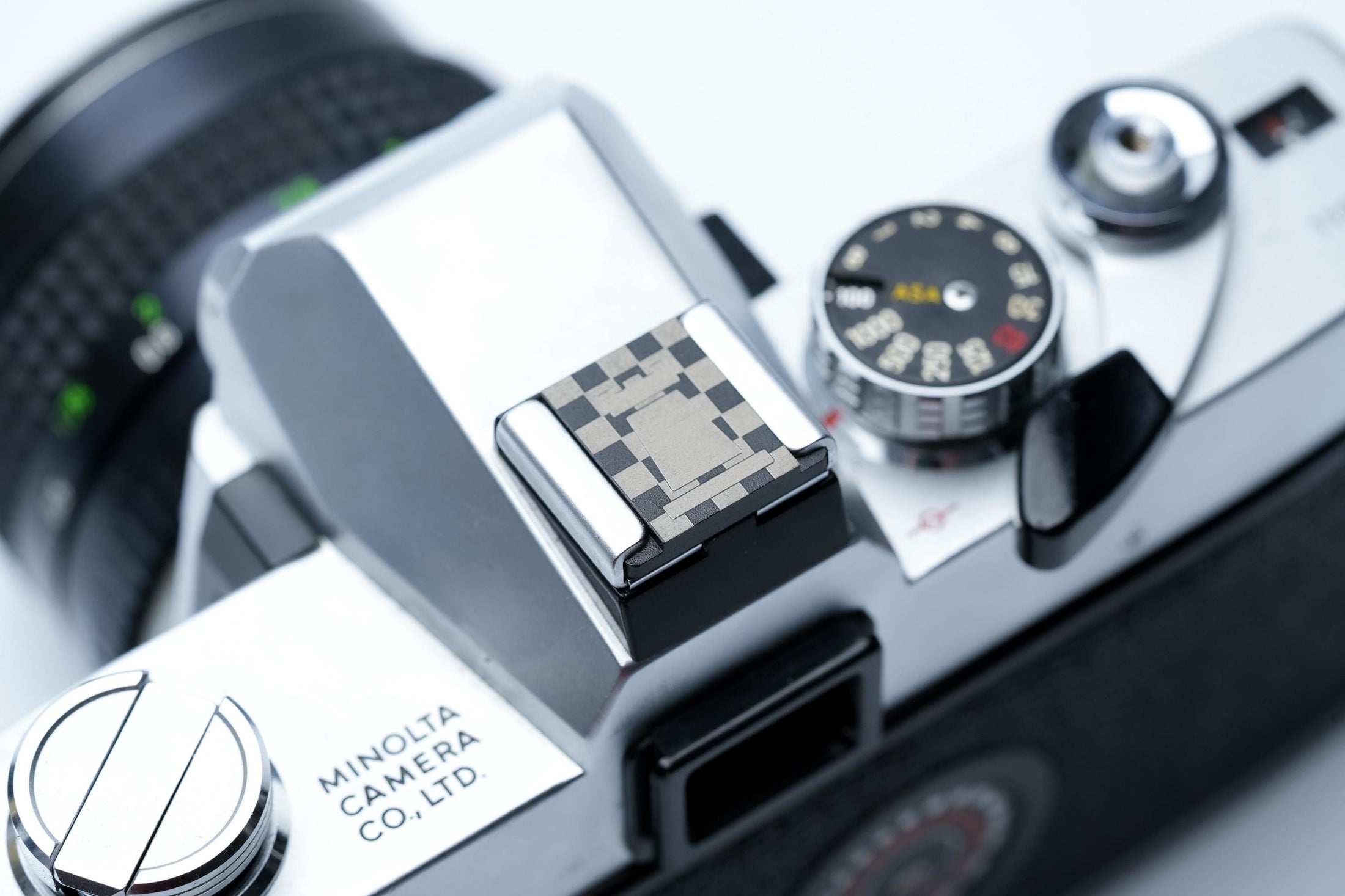 Schaak flitsschoendeksel – Bishop design – gelaserd aluminium – zwart gecoat – schaakbord patroon