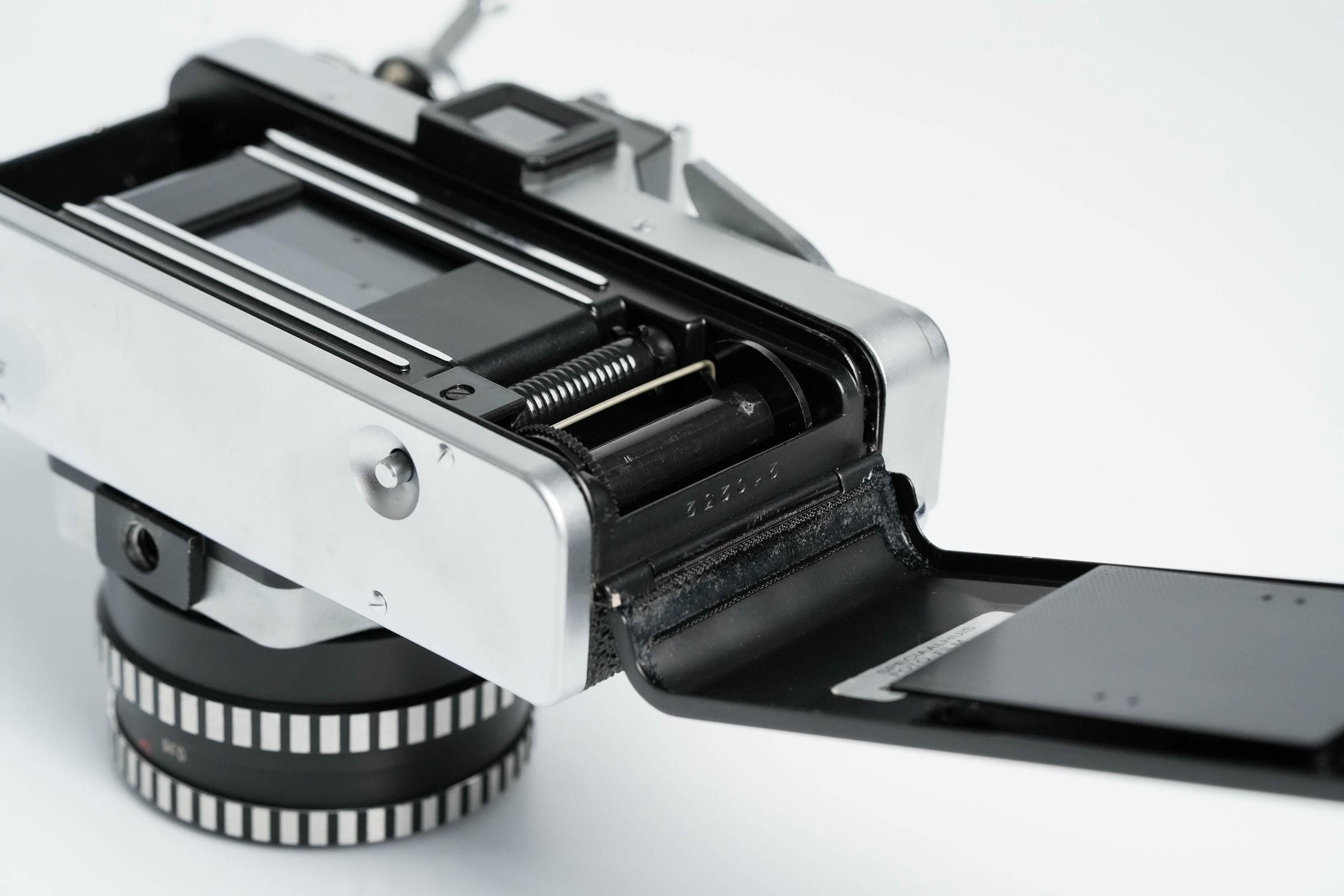 Praktica L + Carl Zeiss Jena 50mm f/2.8 + Gratis 35mm film – Klassieke DDR SLR