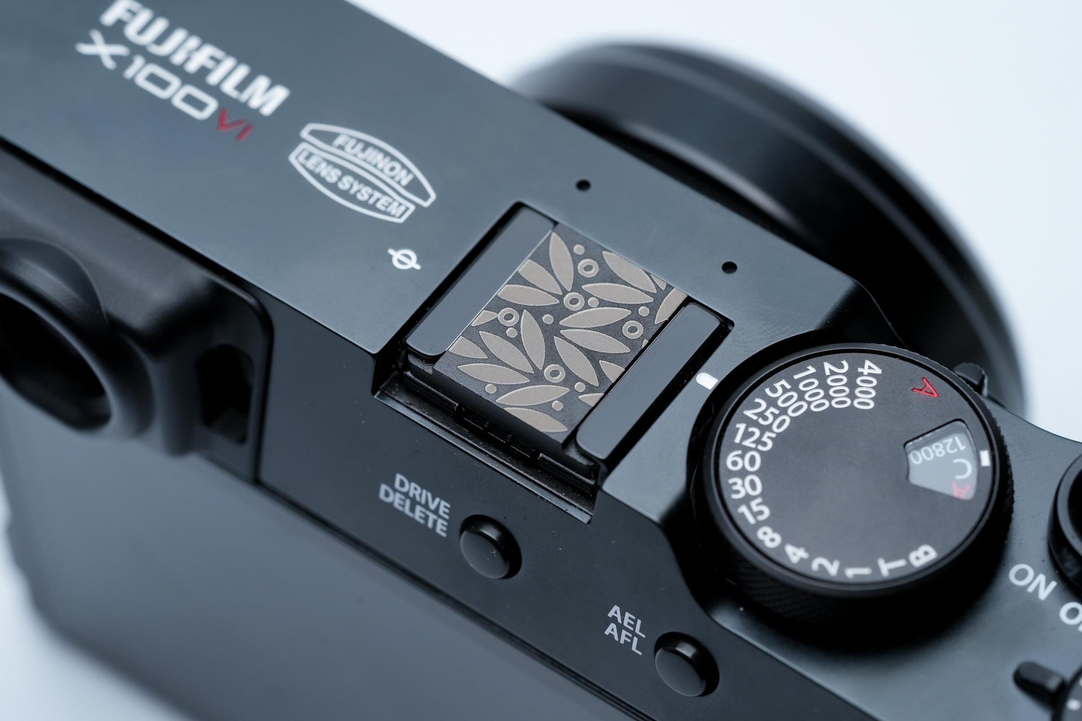 Bamboo Leaves flitsschoendeksel – gelaserd aluminium – zwart gecoat – minimalistisch Japans bladmotief