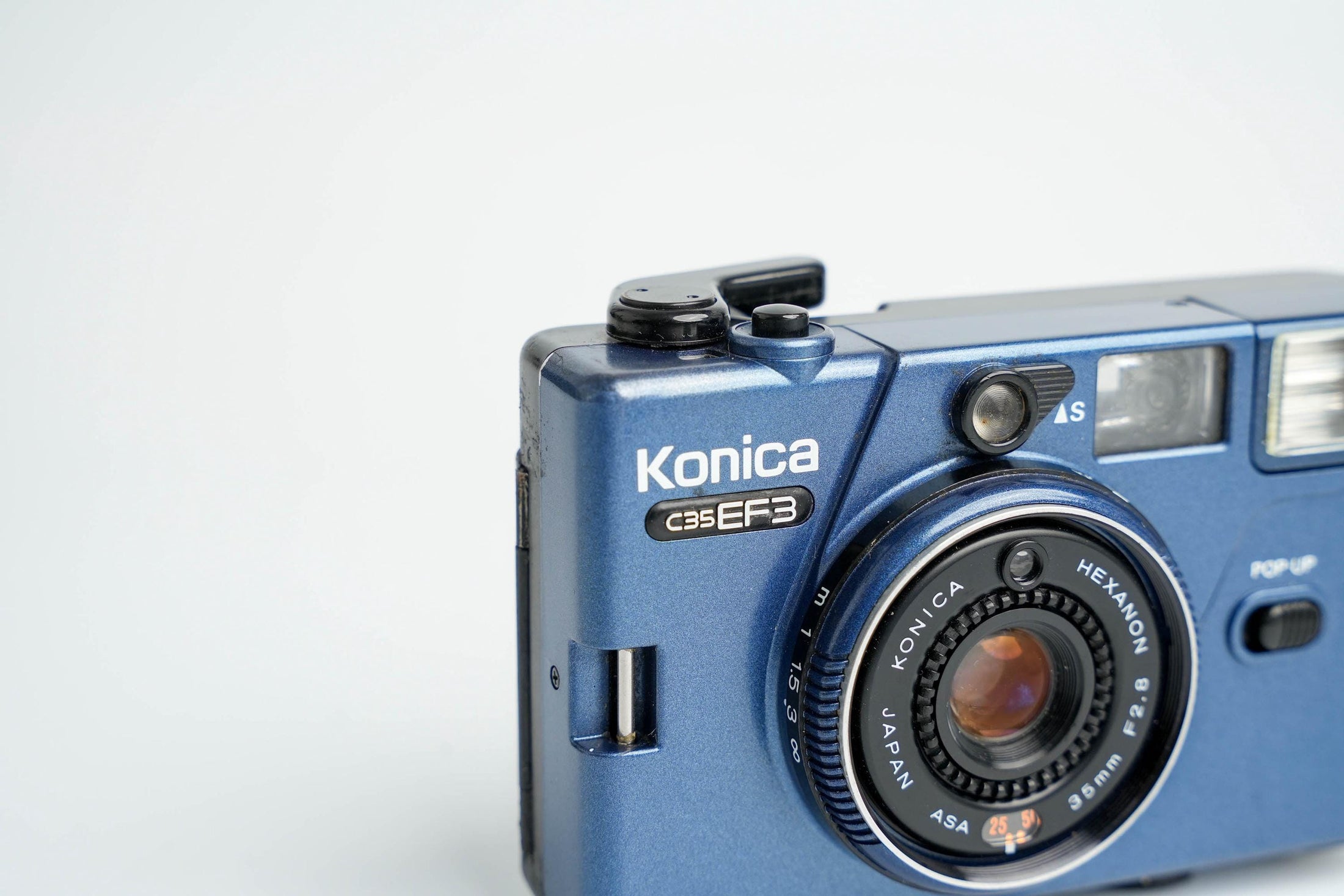 Konica C35 EF3 – Compacte 35mm Point & Shoot met Lichtsterke Hexanon 35mm f/2.8