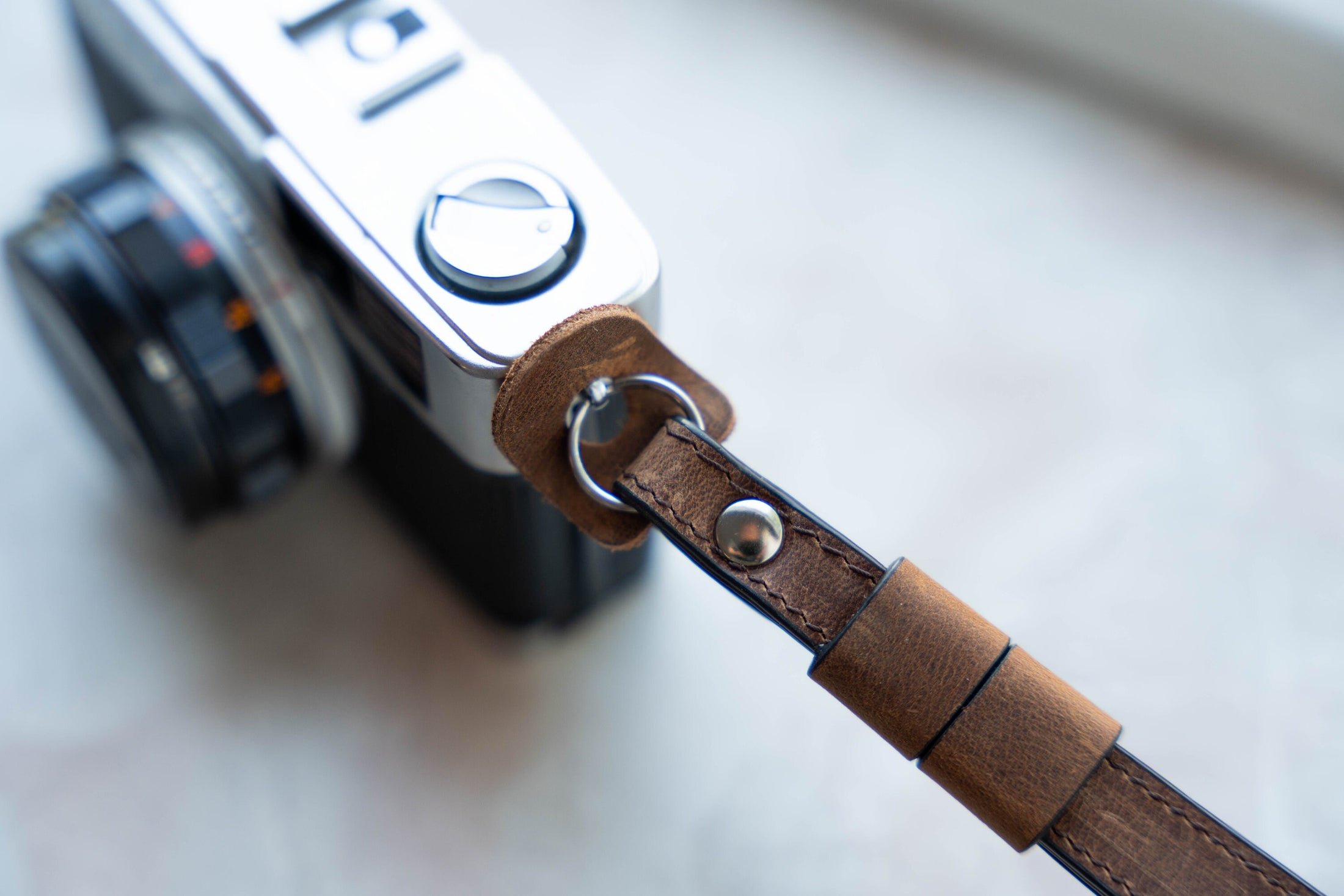 Gepersonaliseerde leren camera polsband - perfect voor veiligheid en stijlvolle fotografie
