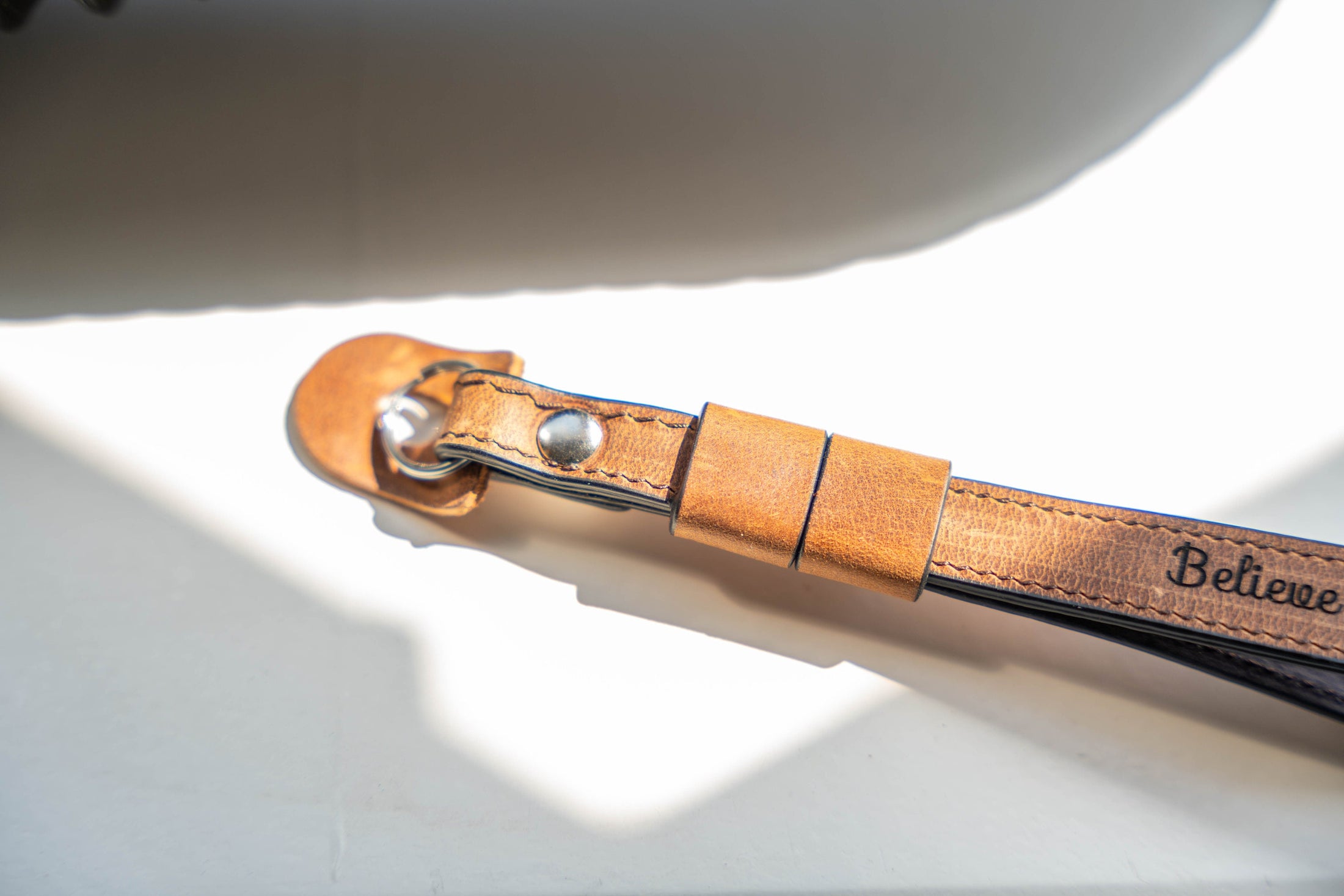 Gepersonaliseerde leren camera polsband - perfect voor veiligheid en stijlvolle fotografie