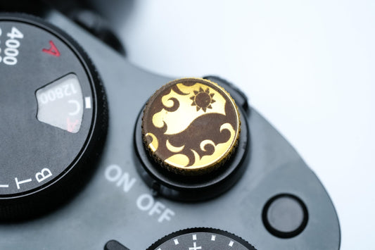 Yin & Yang ontspanknop – messing goudkleurig – zon en maan ontwerp voor Fujifilm X100VI, Leica, Nikon, Sony en vintage camera’s