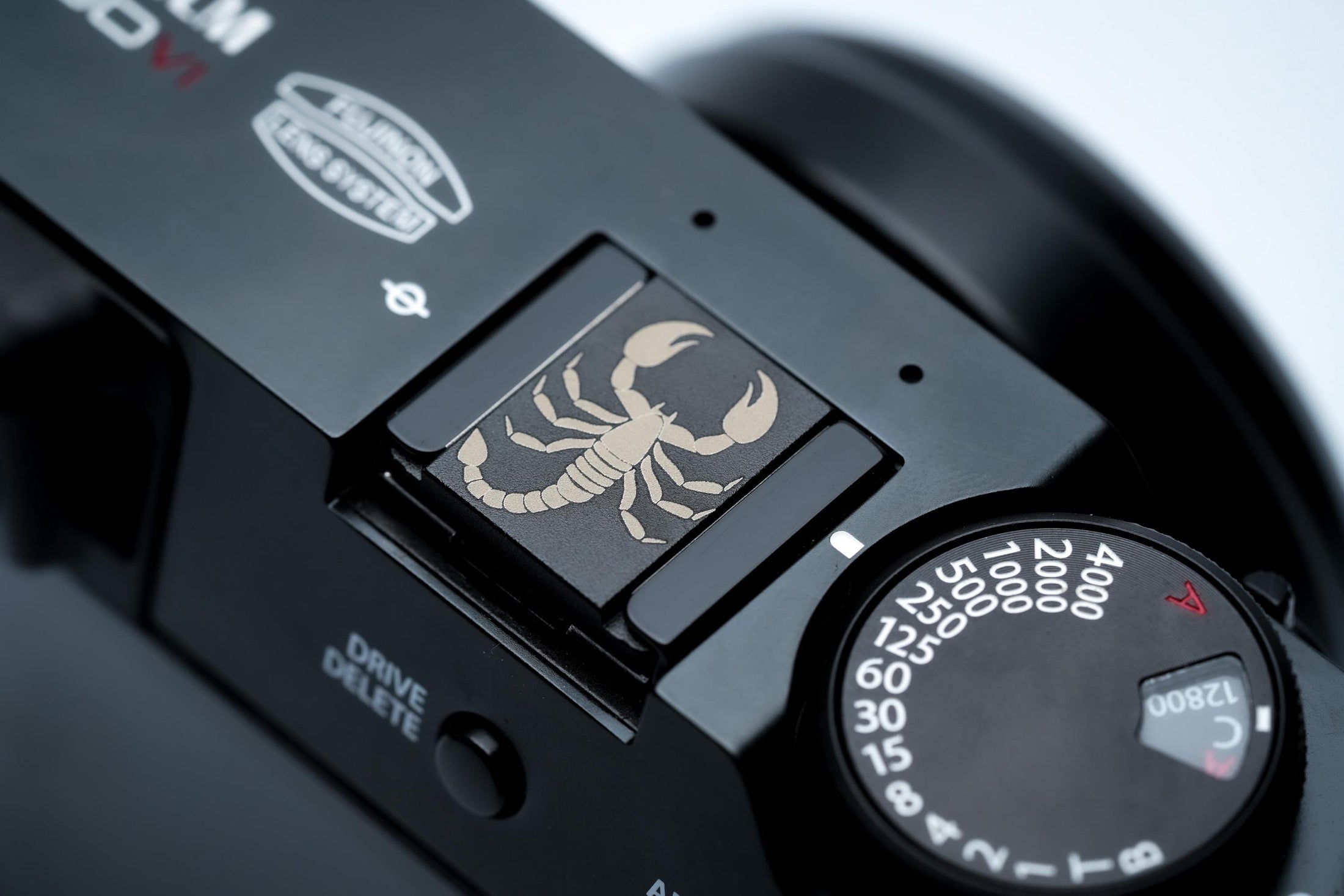 Hotshoe cover Schorpioen sterrenbeeld – gegraveerd zwart aluminium flitsschoen accessoire – voor Fujifilm X100VI, Canon, Nikon, Sony & meer