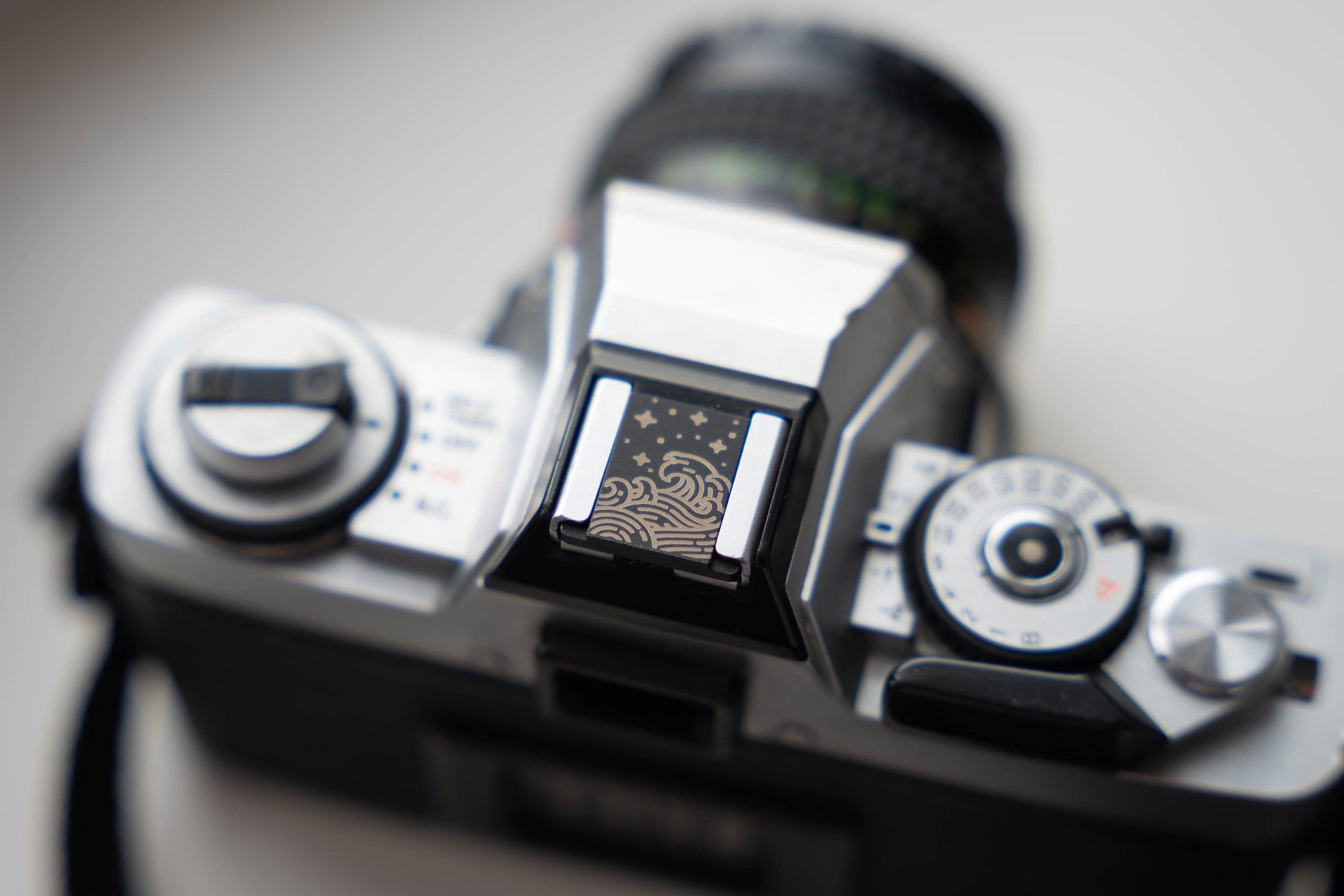 Gepersonaliseerde flitsschoen – "The Japanese Wave" – op maat gegraveerd ontwerp voor camera liefhebbers by Unseend