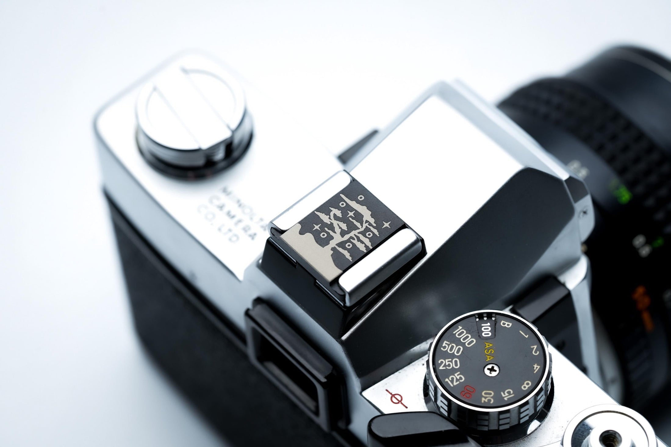 Hotshoe cover Hokusai boom nacht – gegraveerd aluminium – voor Fujifilm X100VI, Sony & meer by Unseend