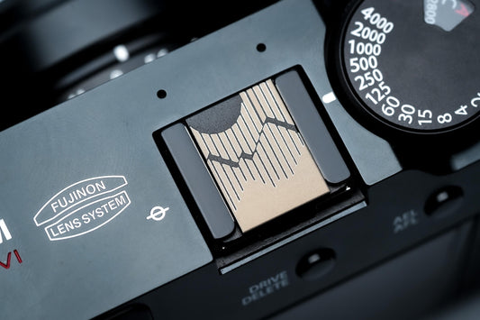 Gegraveerde hotshoe cover met berglijn-art – minimalistisch zwart aluminium camera accessoire voor Fujifilm X100VI, Sony, Nikon, Canon by Unseend