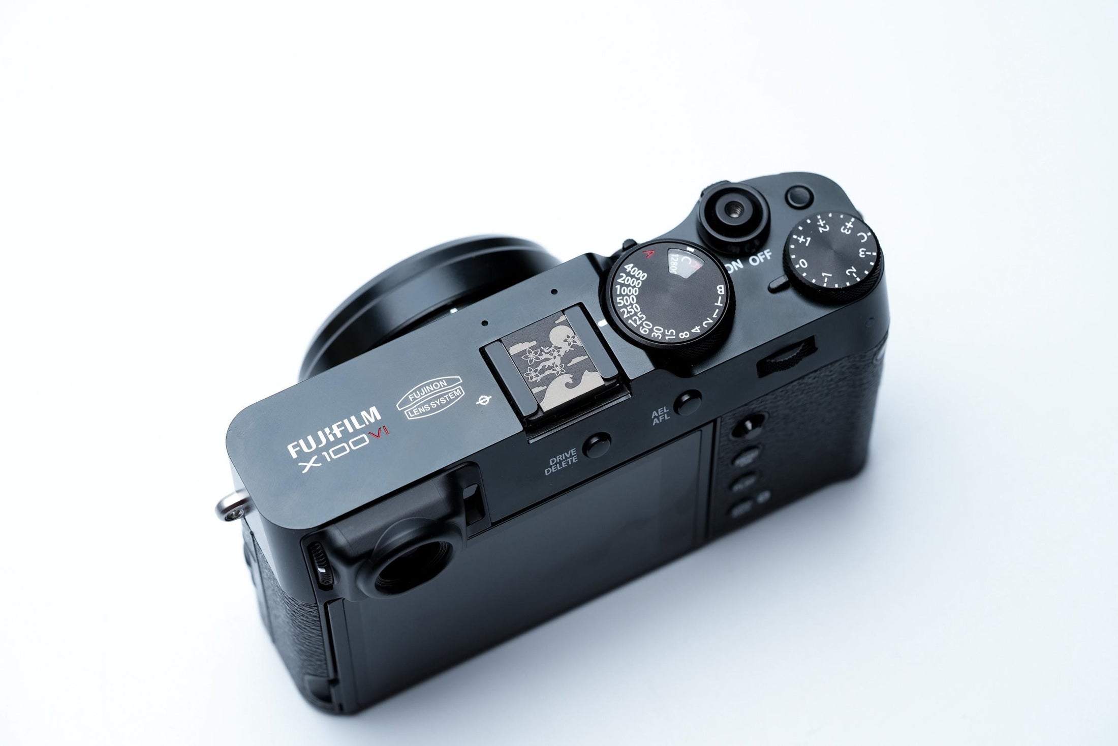 Flitsschoendeksel – Blossom flowers design – gelaserd aluminium – zwart gecoat – golven & kersenbloesem