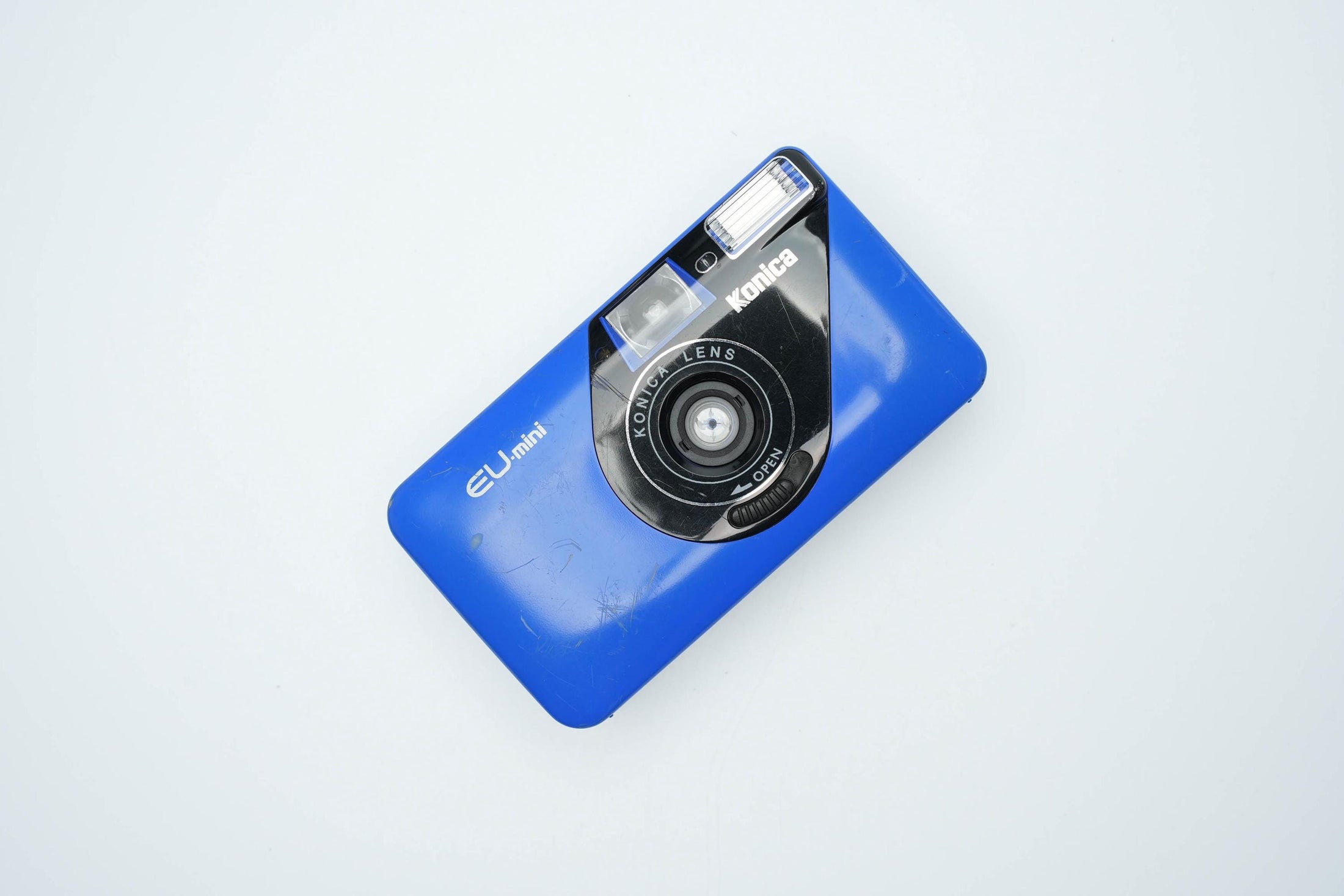 Konica EU-Mini - Compacte 35mm Point-and-Shoot Camera in Iconisch Blauw
