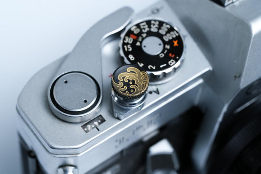 Messing ontspanknop met watergolf gravure – zwart en goud voor analoge en Fujifilm camera’s