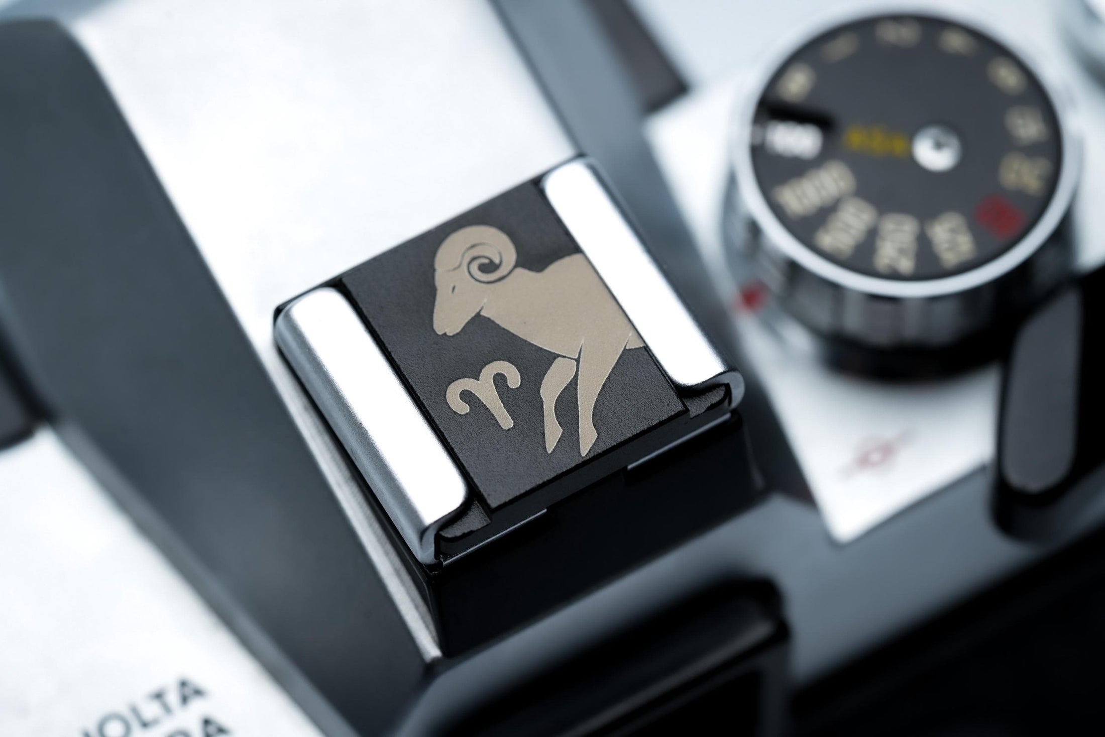 Hotshoe cover Ram sterrenbeeld – Aries symbool & gegraveerde ram – zwart aluminium flitsschoen cover voor Fujifilm X100VI, Sony, Canon