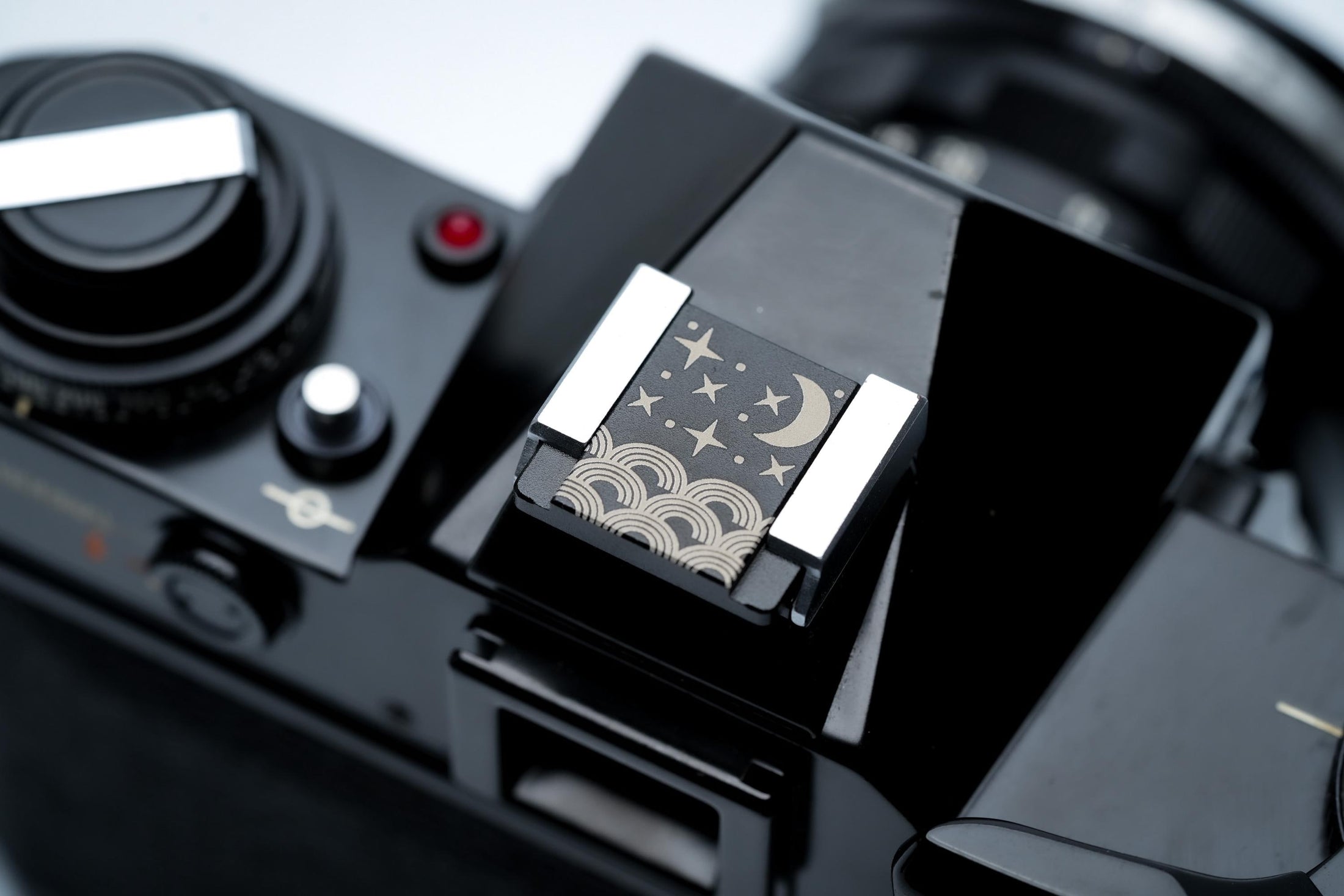 Hotshoe cover Starry Night – maan, sterren & wolken – gegraveerde flitsschoen sierkap voor Fujifilm X100VI, Sony, Canon, Nikon