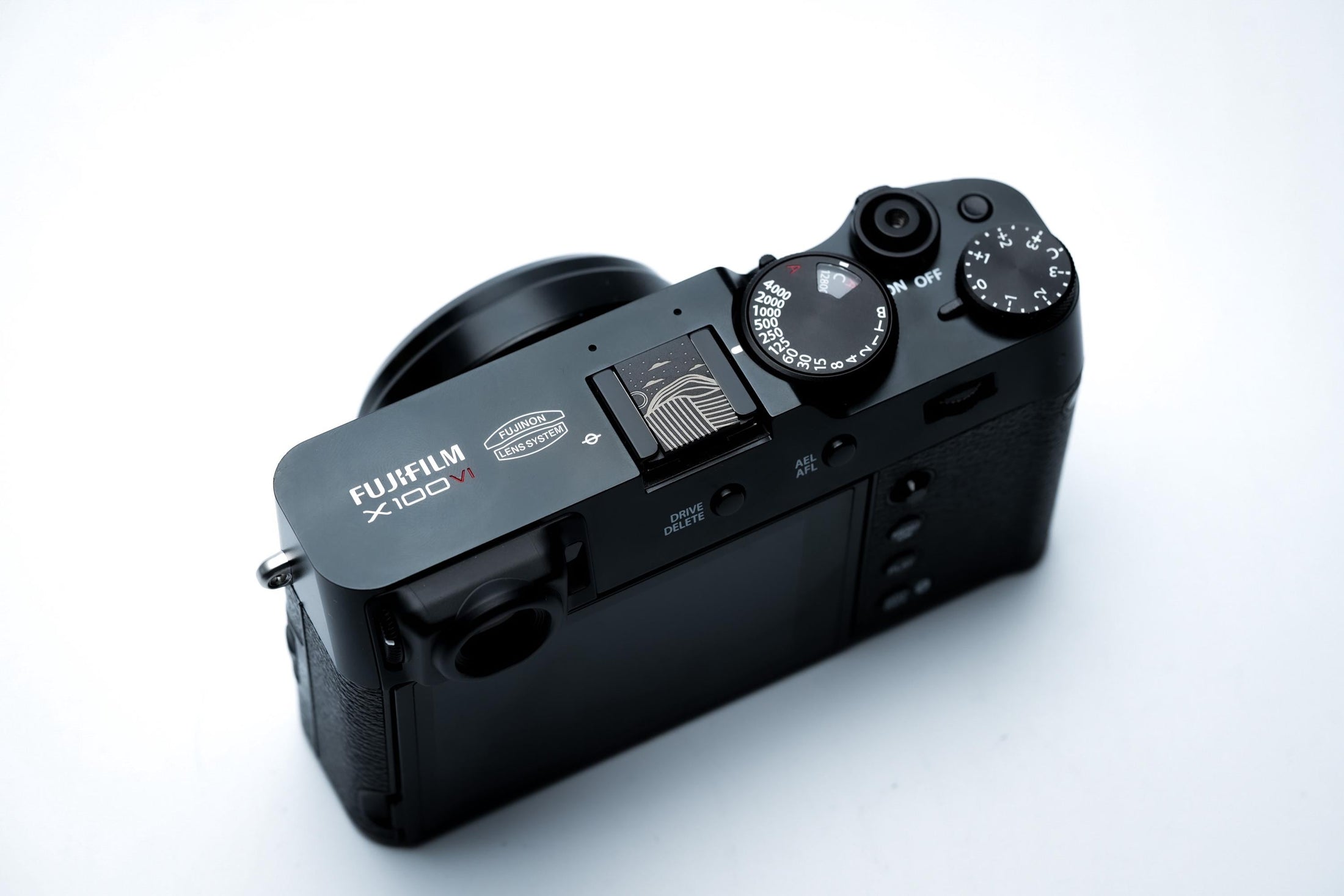 Hotshoe cover landschap in lijnstijl – zwart aluminium camera accessoire met line-art gravure – voor Fujifilm X100VI, Sony, Canon, Minolta