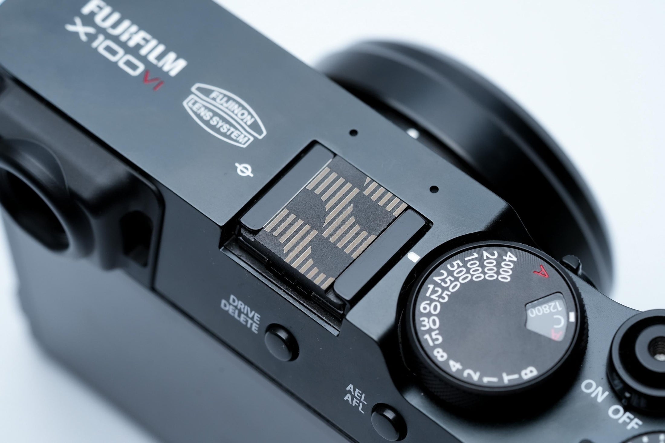 Bauhaus flitsschoendeksel – gelaserd aluminium – zwart gecoat – geometrisch design met lijnen en cirkels