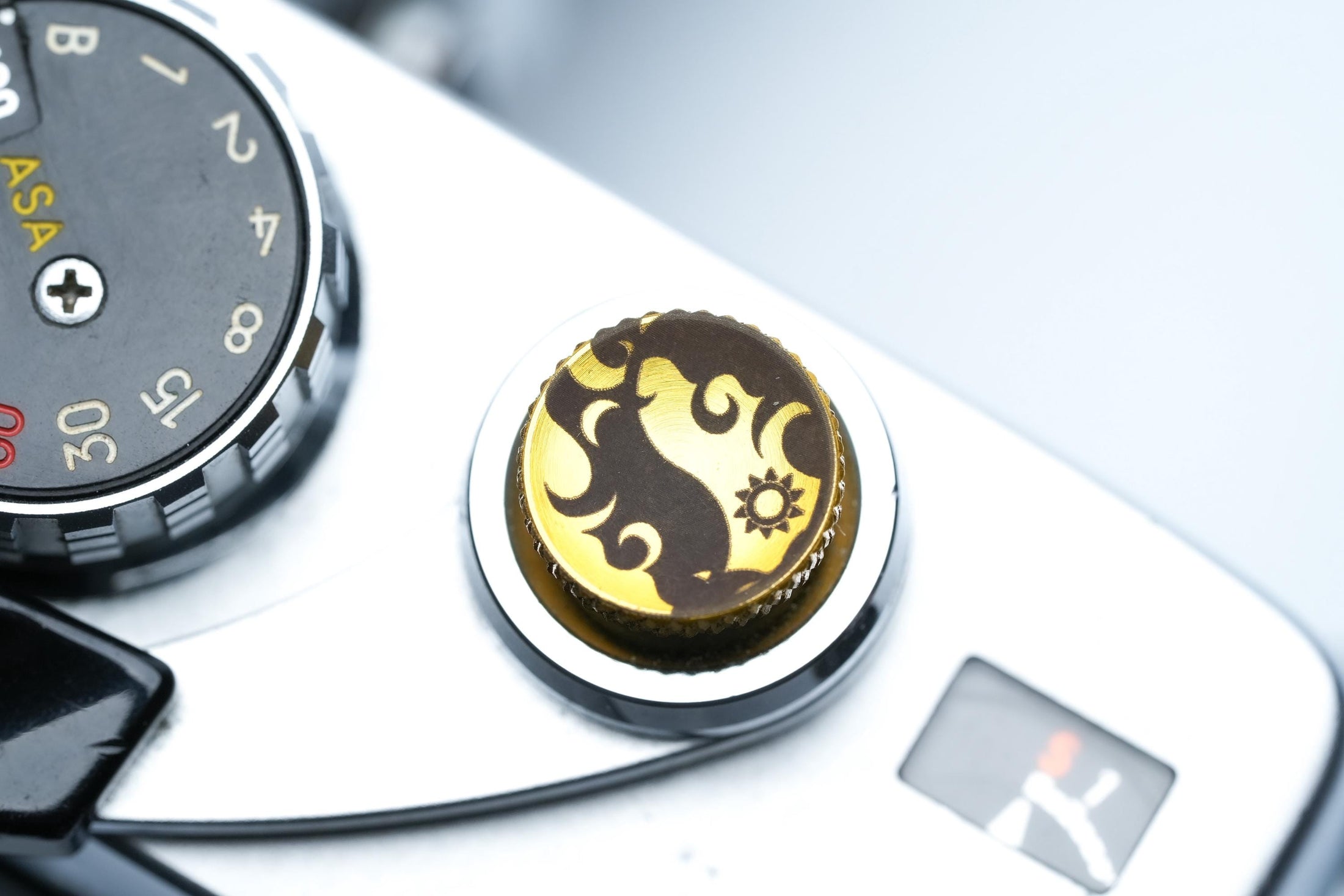 Messing ontspanknop goudkleurig – Yin & Yang zon-maan ontwerp – gegraveerde shutter release button voor Fujifilm, Sony, Nikon, Leica