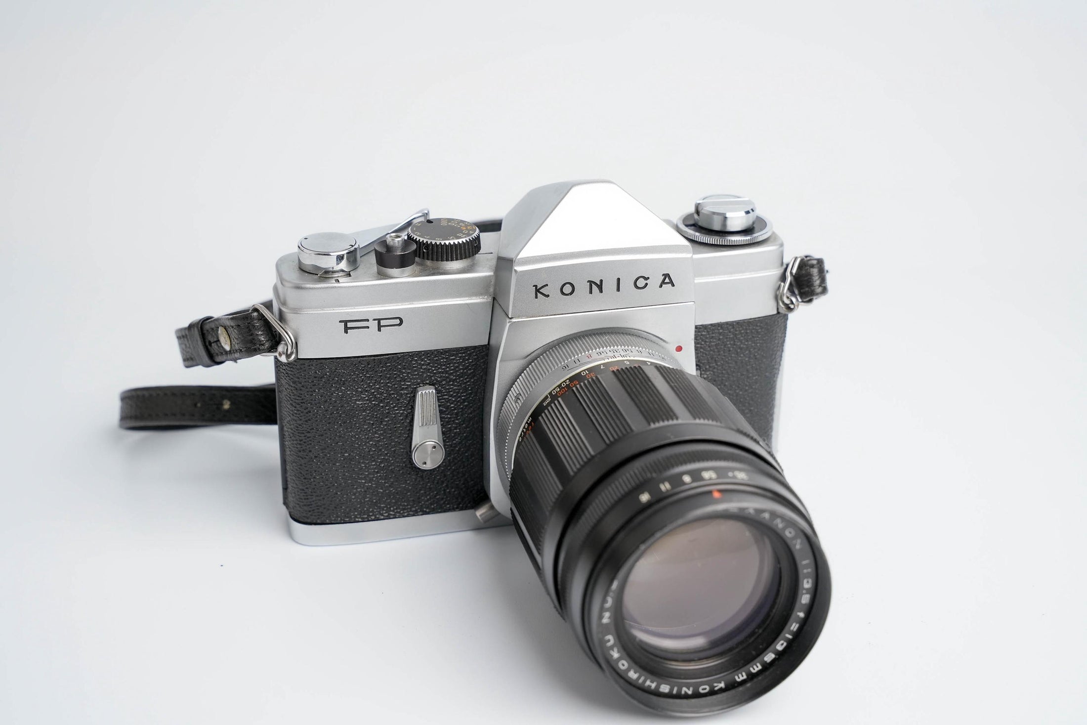 Konica FP – Klassieke 35mm SLR met Hexanon 135mm f/3.5 Lens – Getest en Werkend