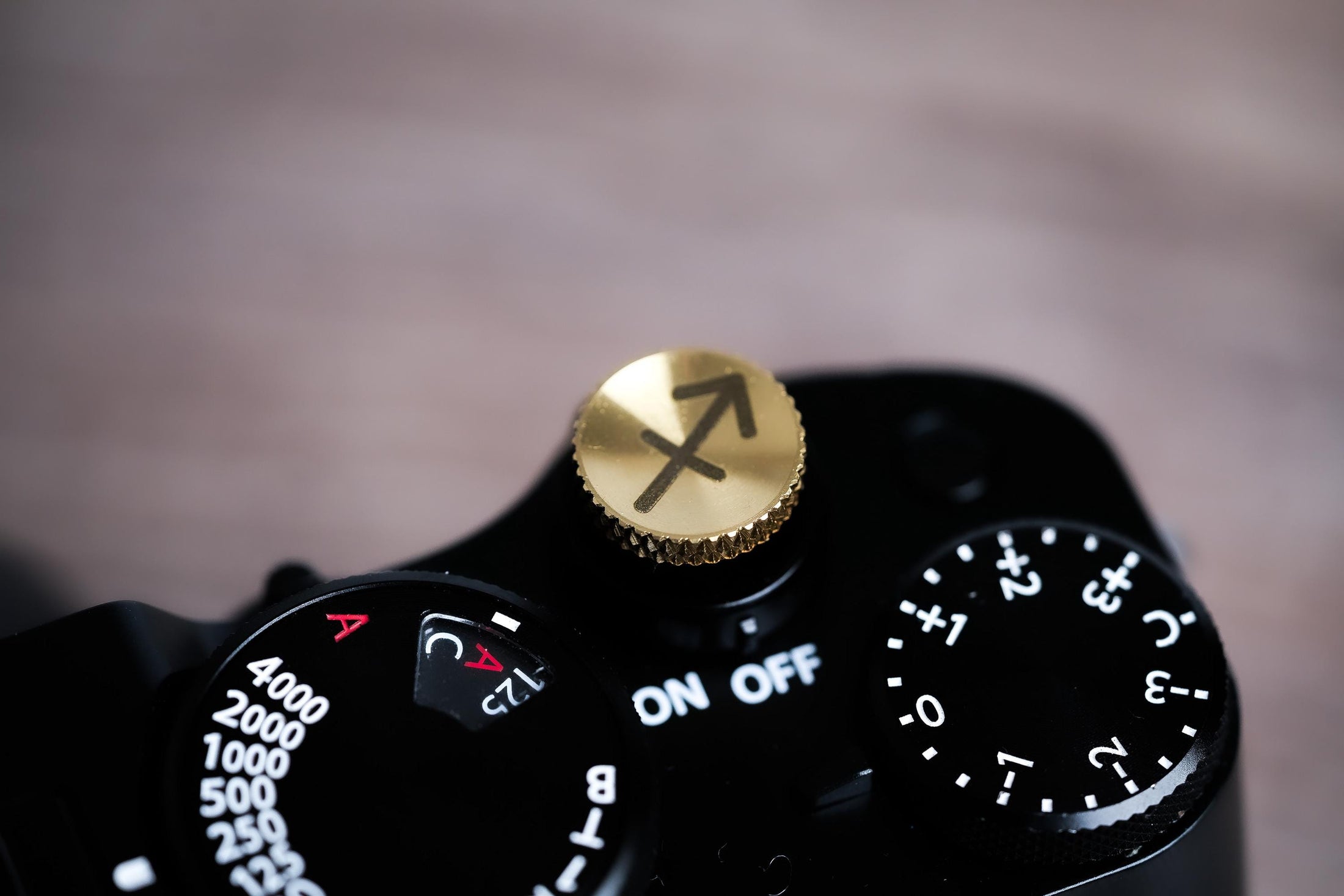 Ontspanknop sterrenbeeld Boogschutter – Sagittarius symbool – licht messing – gelaserd & handgemaakt