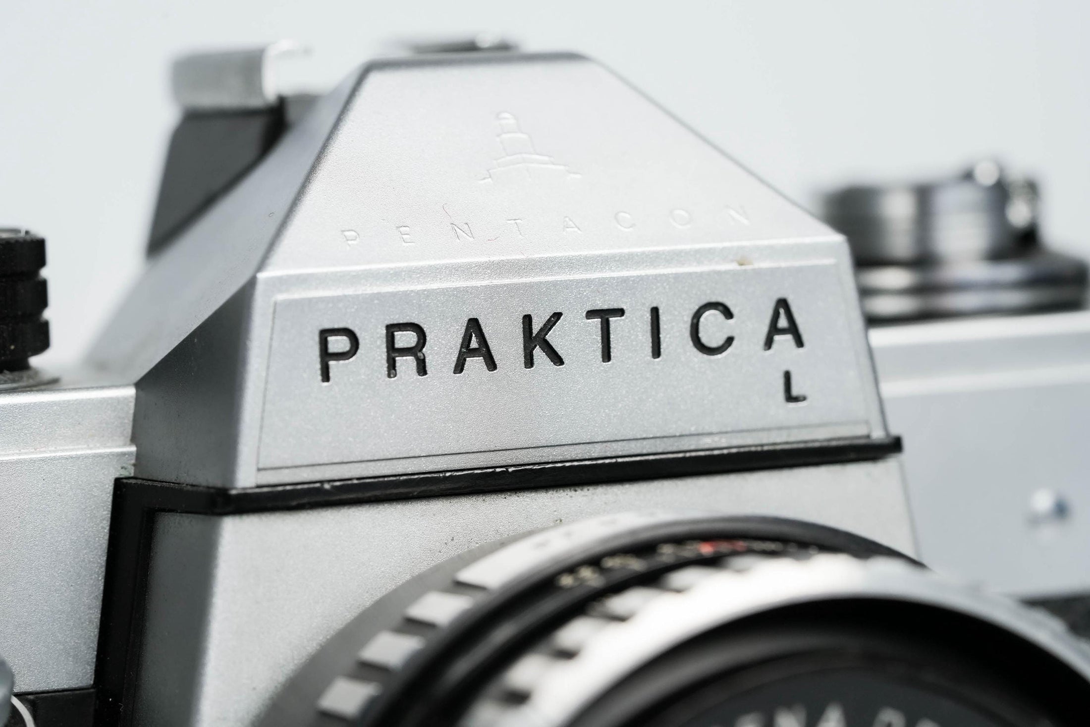 Praktica L + Carl Zeiss Jena 50mm f/2.8 + Gratis 35mm film – Klassieke DDR SLR