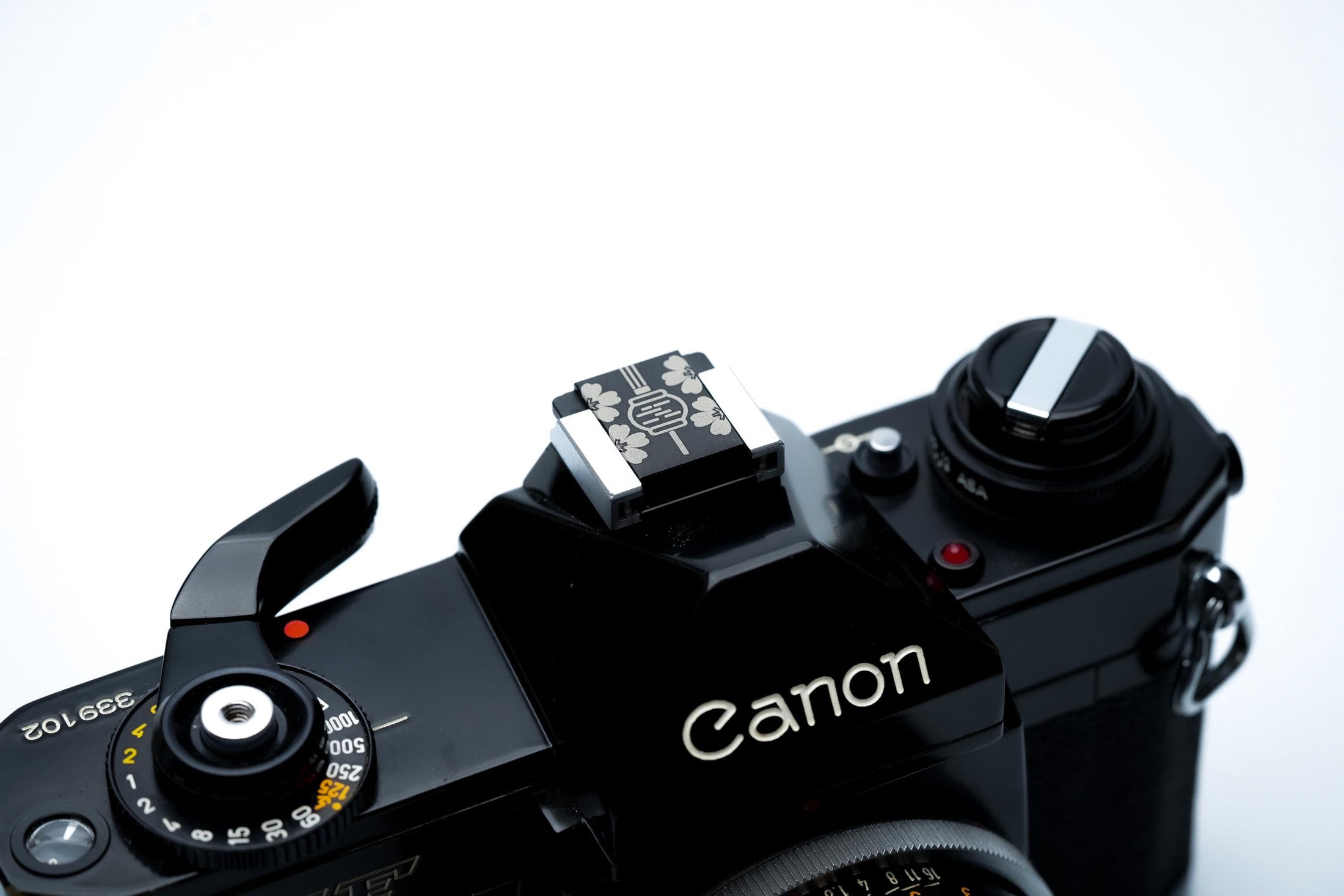 Hotshoe cover Chinese lantaarn – zwart aluminium – voor Fujifilm X100VI & analoge camera’s