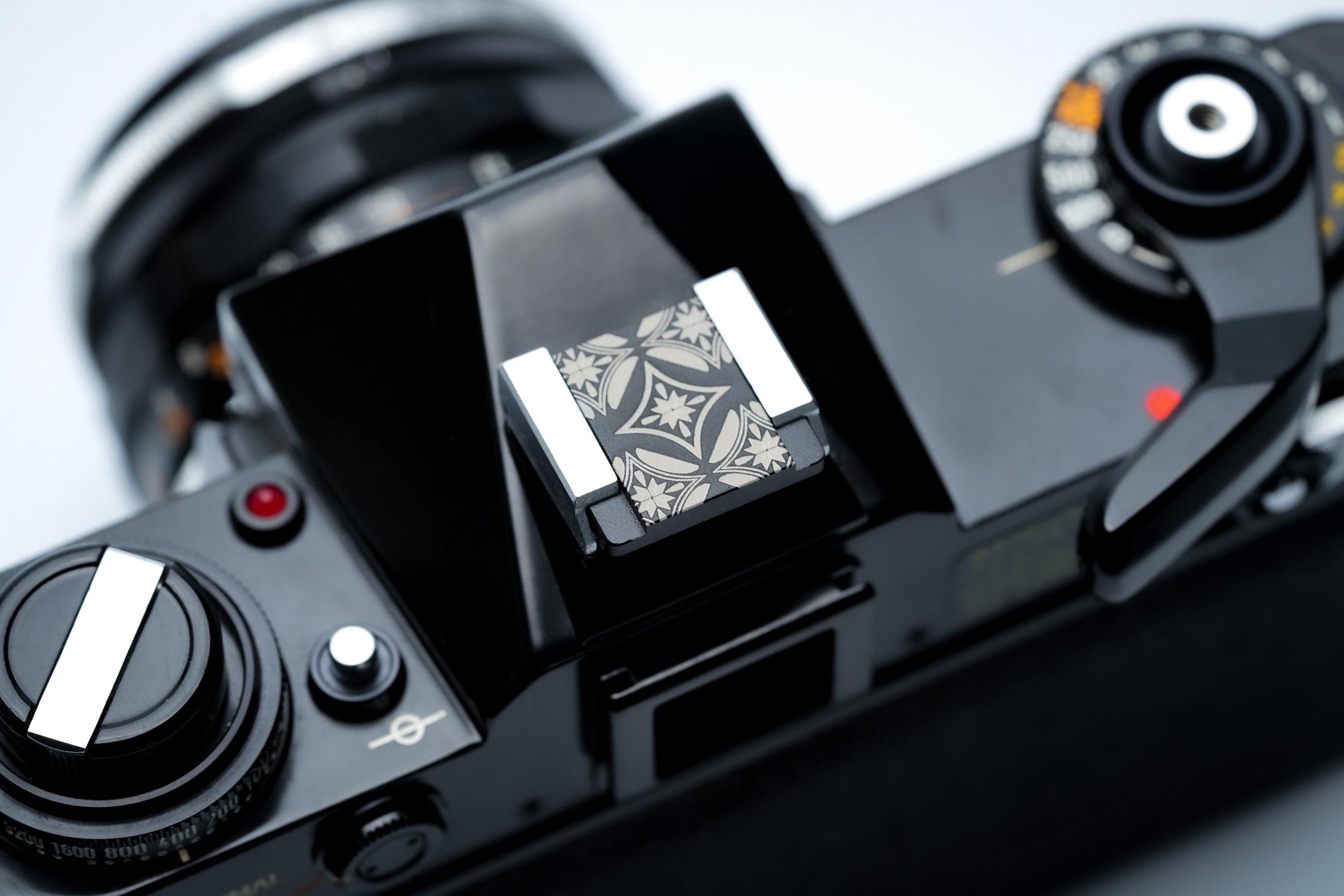 Camera hotshoe sierkap geometrisch patroon – zwart aluminium cover – voor Fujifilm X100VI, Minolta en meer