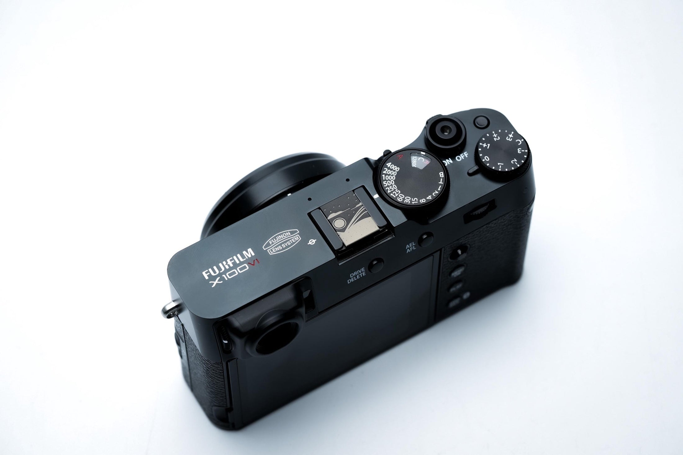 Hotshoe cover maan & woestijnlijn – line-art gravure in zwart aluminium – voor Fujifilm X100VI, Sony, Nikon, Canon en meer by Unseend