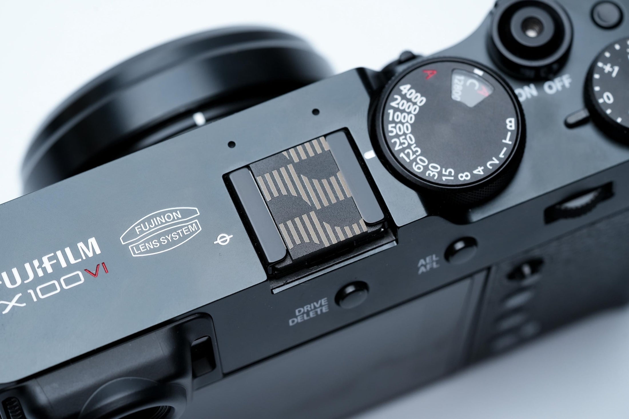 Bauhaus flitsschoendeksel – gelaserd aluminium – zwart gecoat – geometrisch design met lijnen en cirkels