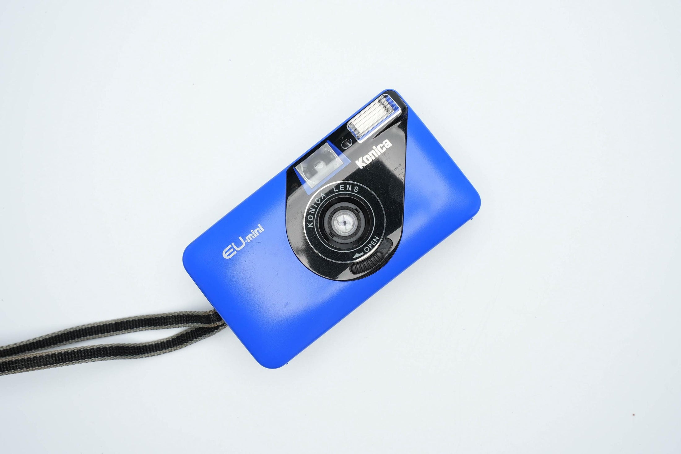 Konica EU-mini Point-and-Shoot Camera in Iconisch Blauw – Compact en Vintage Cool