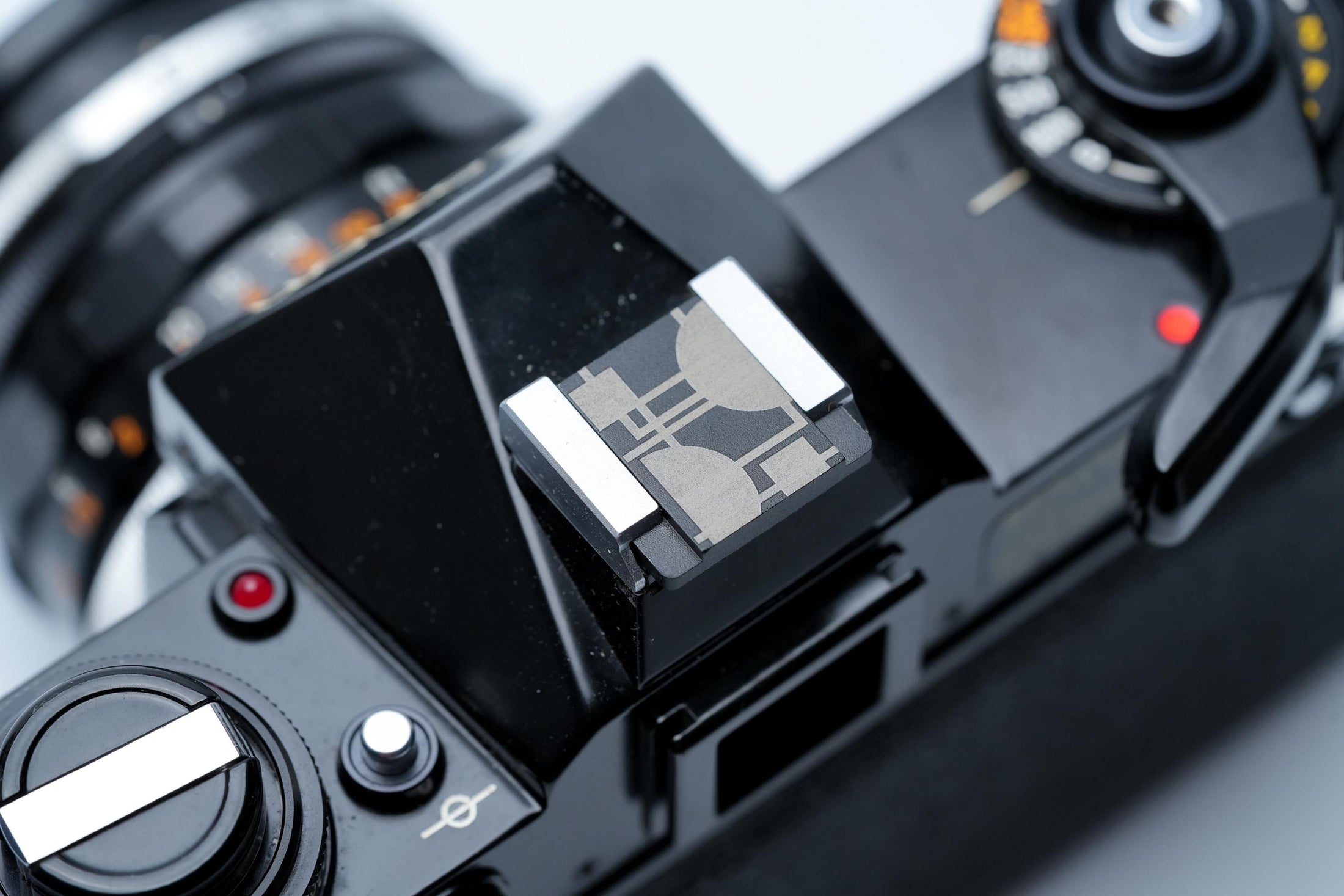 Bauhaus flitsschoendeksel – gelaserd aluminium – zwart gecoat – abstract blokkenpatroon