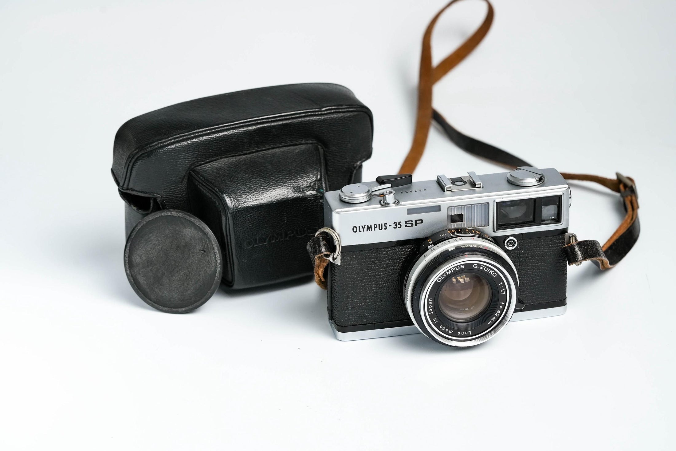 Olympus 35 SP + G. Zuiko 42mm f/1.7 + Gratis Kodak Gold – Zeldzame rangefinder | Volledig werkend | Met leren hoes en lensdop