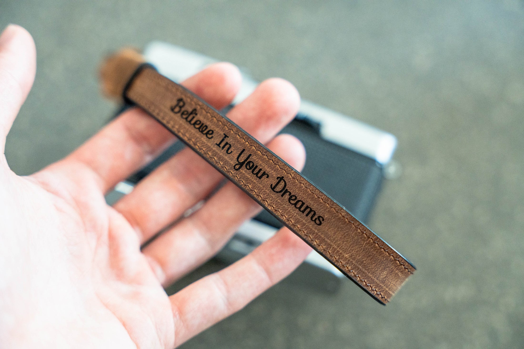 Gepersonaliseerde leren camera polsband - perfect voor veiligheid en stijlvolle fotografie