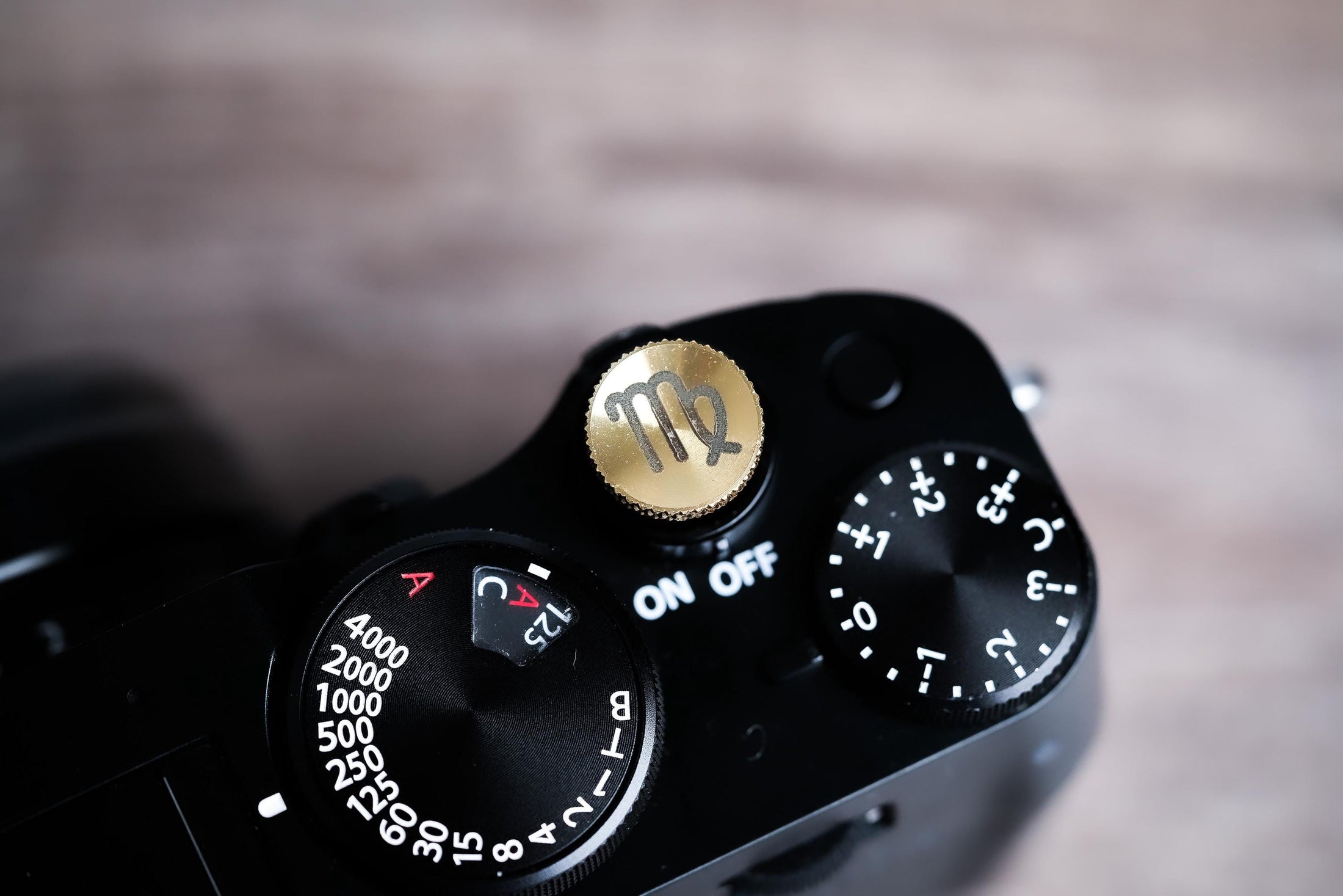 Ontspanknop sterrenbeeld Maagd – Virgo symbool – licht messing – gelaserd & handgemaakt