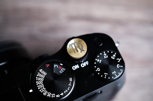 Ontspanknop sterrenbeeld Maagd – Virgo symbool – licht messing – gelaserd & handgemaakt