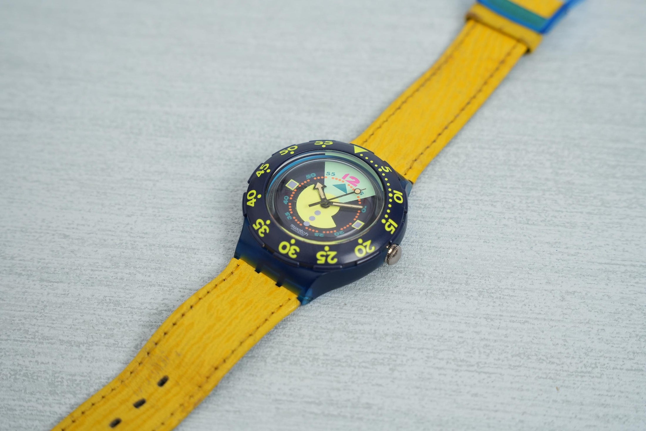 Swatch Scuba 200 "Divine" SDN102 – Vintage Duikhorloge 1990 met Gele Leren Band
