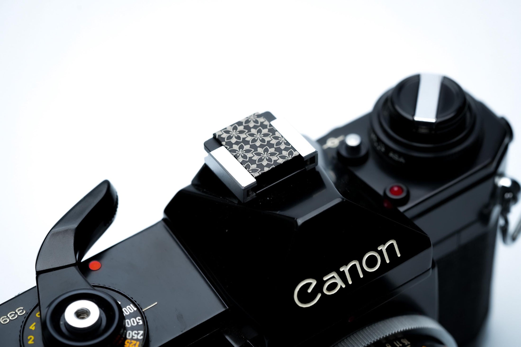 Hotshoe cover sakura bloemen – gegraveerd zwart aluminium – camera sierkap voor Fujifilm X100VI, Sony, Minolta en meer