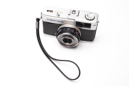 Originele Olympus Trip 35 polsband – zwart leer | Vintage camerariem voor Olympus Pen EE & Trip-serie by Unseend